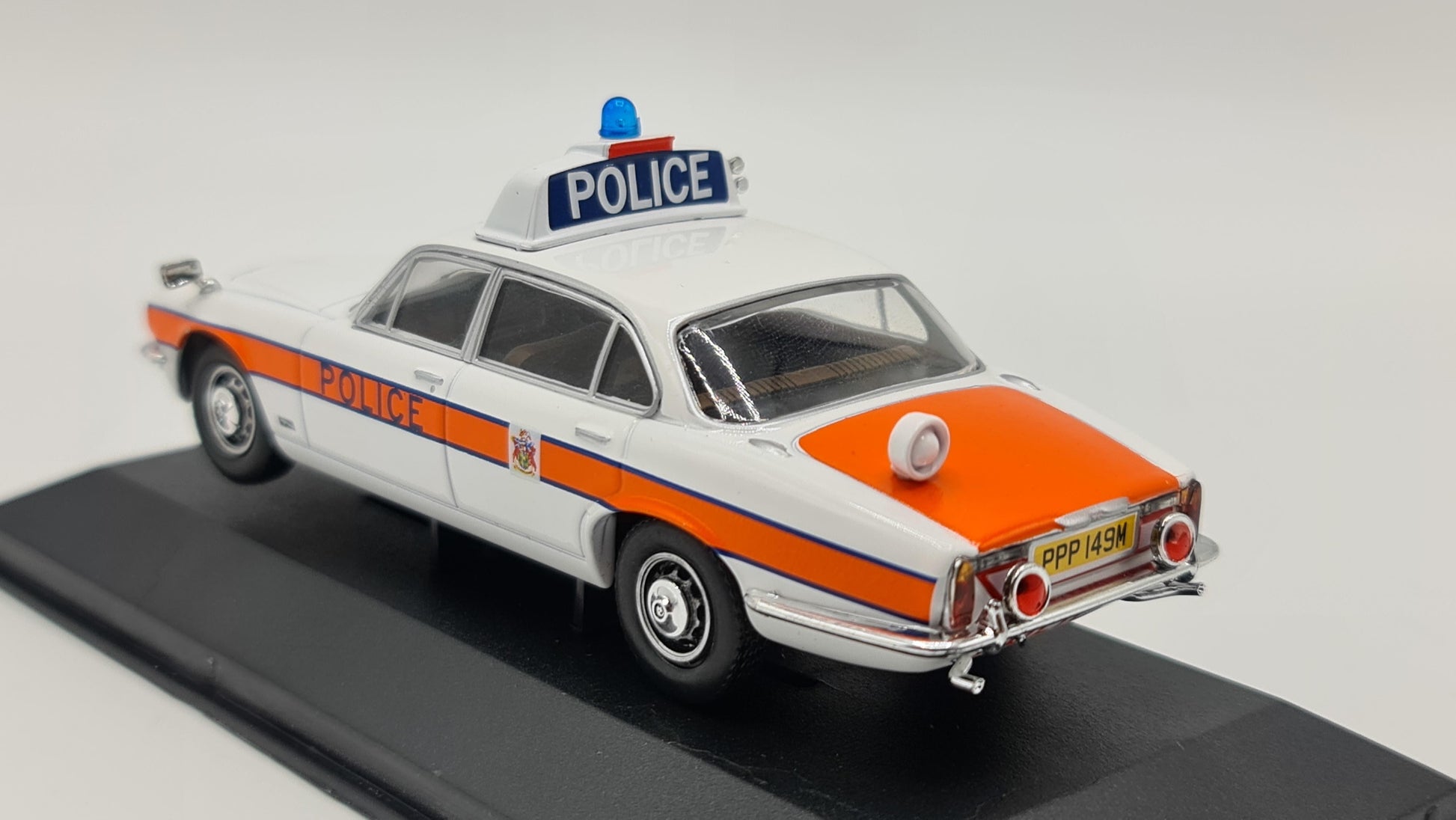 1/43 1974 Jaguar XJ6 Series 2 4.2 litre - British Police - Thames Valley - Corgi Vanguards | Model Car