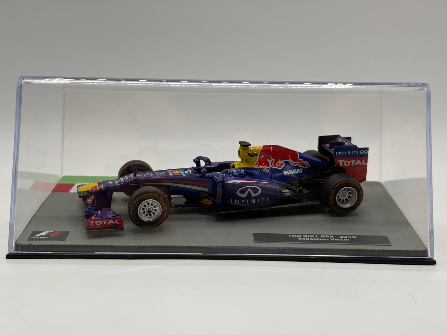 1/43 2013 Red Bull RB9 - Sebastian Vettel | Model F1 Car