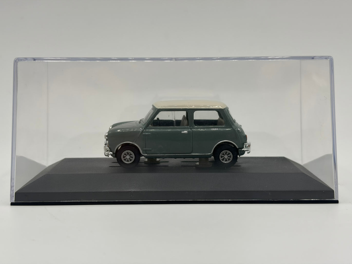 1/43 1961 Austin Mini Cooper - Corgi Vanguards | Model Car