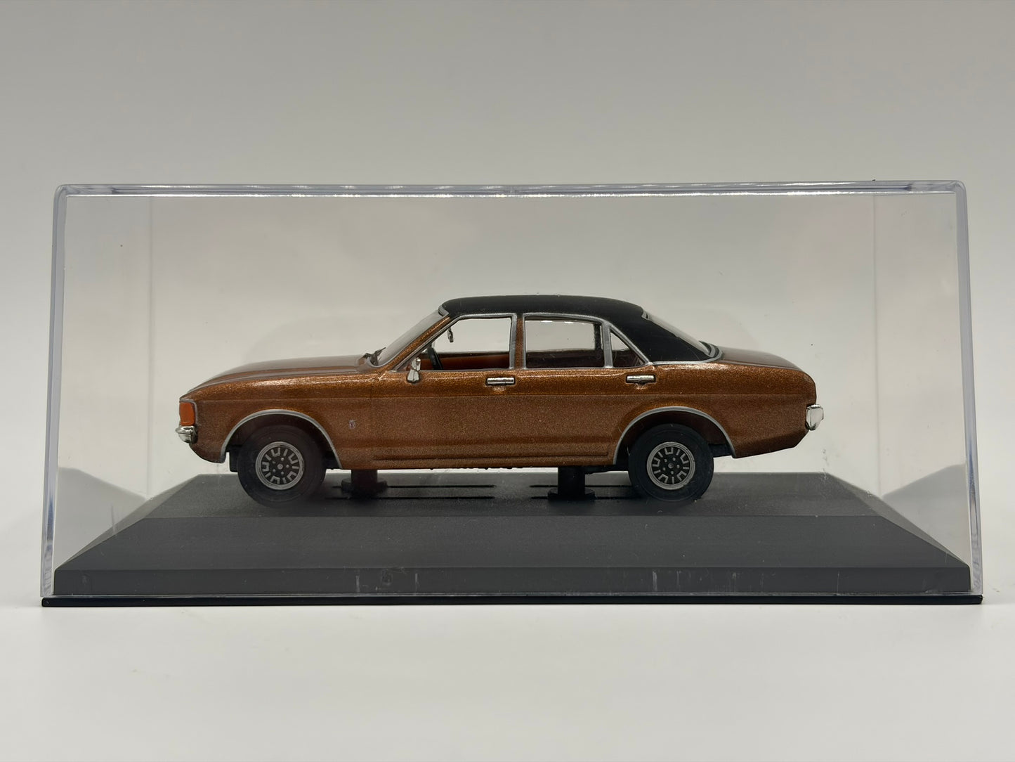 1/43 1974 Ford Consul 3000 GT "The Sweeney" - Corgi Vanguards | Model Car