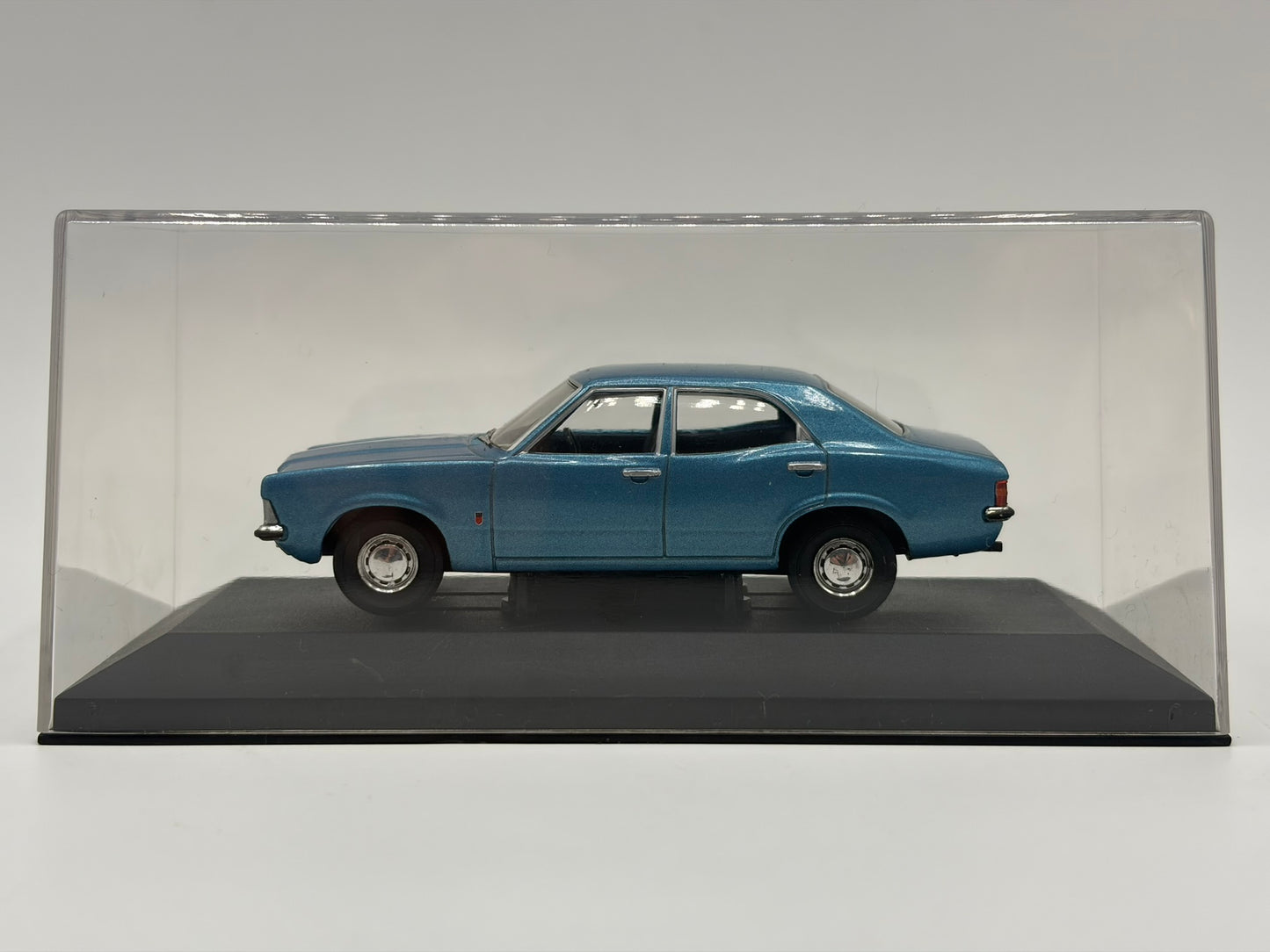 1/43 1970 Ford Cortina Mk3 - Sapphire Blue | Corgi Vanguards | Model Car