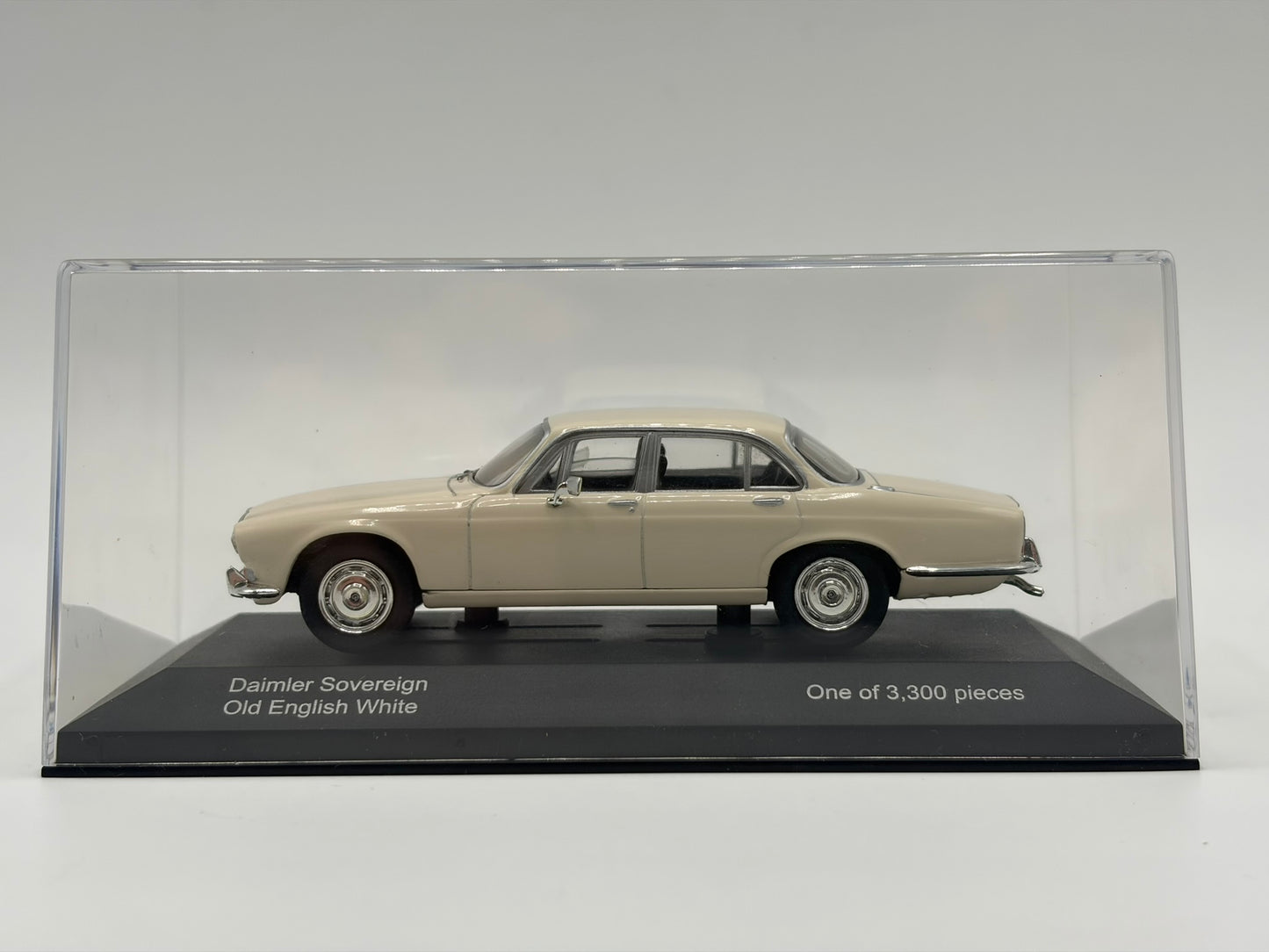 1/43 1971 Daimler Sovereign - Old English White | Corgi Vanguards | Model Car