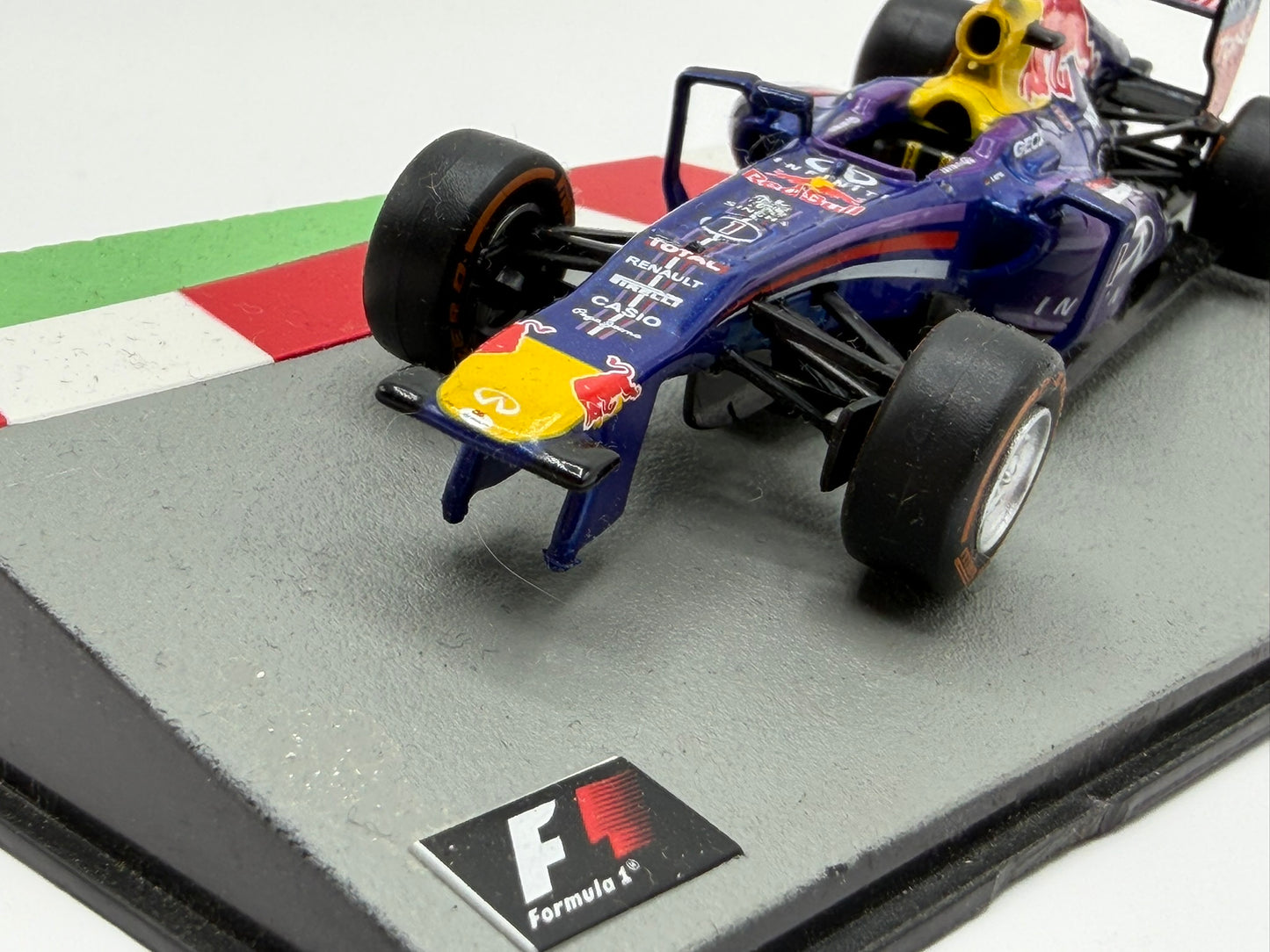 1/43 2013 Red Bull RB9 - Sebastian Vettel | Model F1 Car