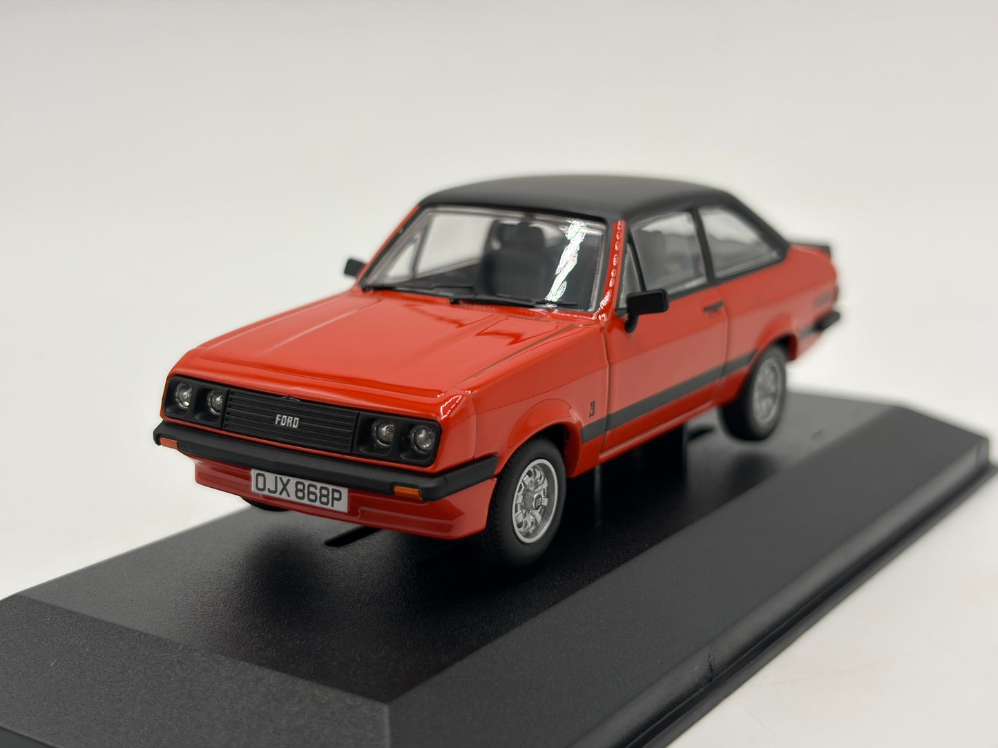 1/43 1976 Ford Escort MK2 RS2000 - Carnival Red | Corgi Vanguards | Model Car
