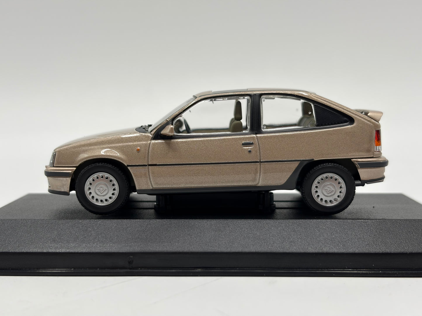 1/43 1990 Vauxhall Astra MK2 GTE 16V - Rembrandt Silver - Corgi Vanguards | Model Car