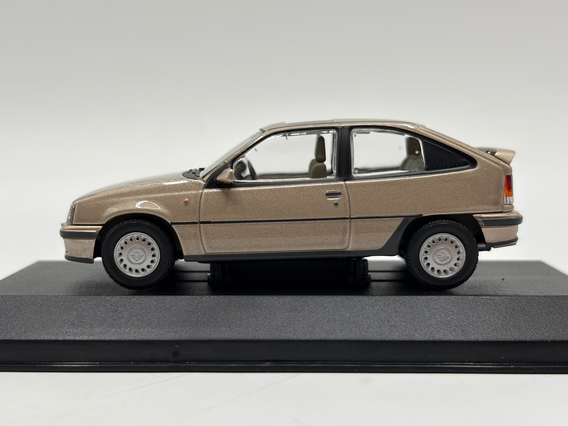 1/43 1990 Vauxhall Astra MK2 GTE 16V - Rembrandt Silver - Corgi Vanguards | Model Car