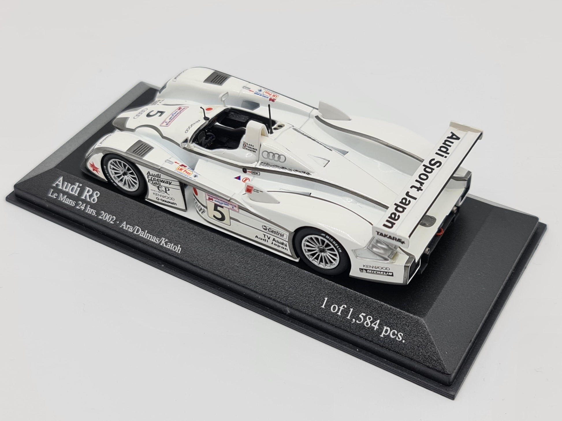 1/43 2002 Audi R8 - Ara / Dalmas / Katoh - Minichamps | Model Le Mans Car
