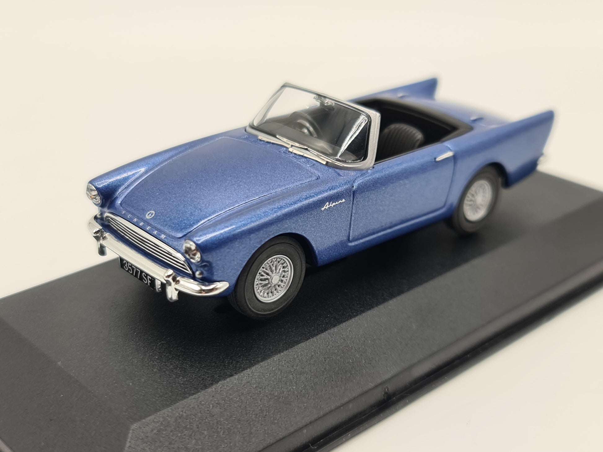 1/43 1960 Sunbeam Alpine - Corgi Vanguards