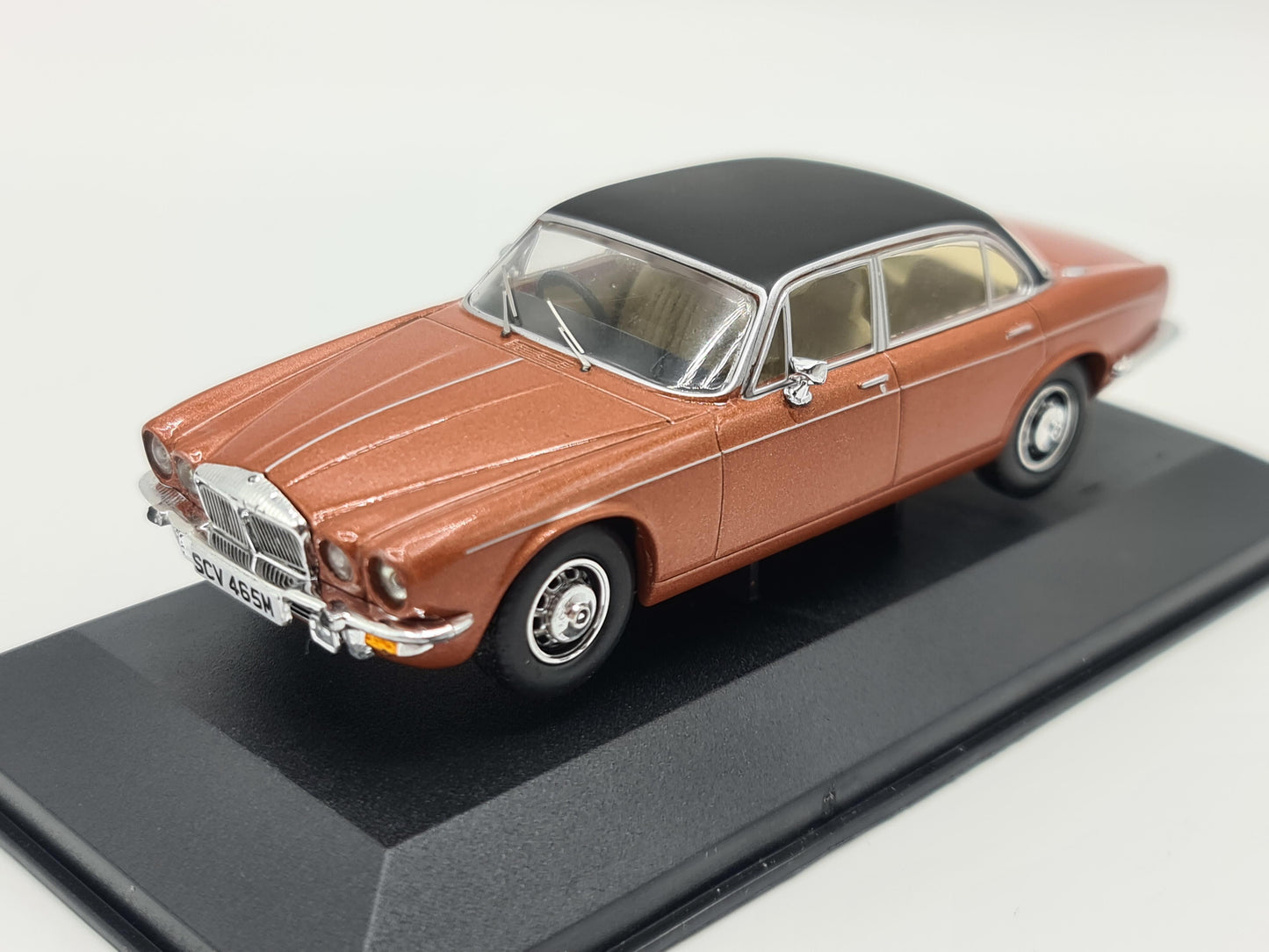 1/43 1974 Daimler Double Six Series 2 Vanden Plas - Corgi Vanguards