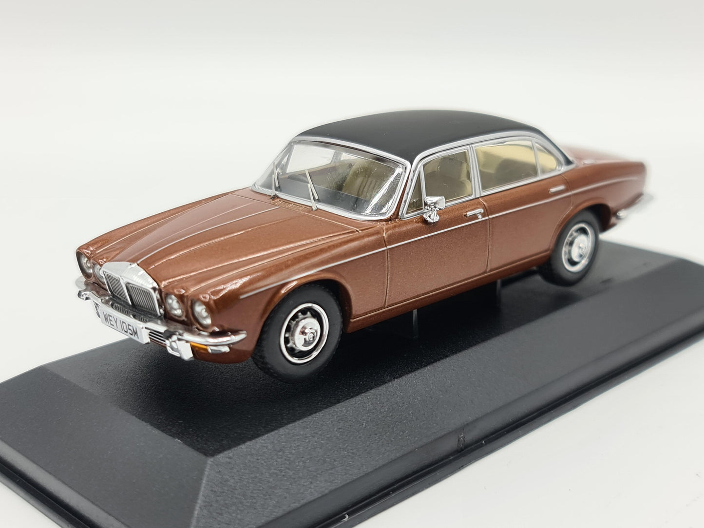 1/43 1973 Daimler Double Six Series 2 Vanden Plas - Corgi Vanguards