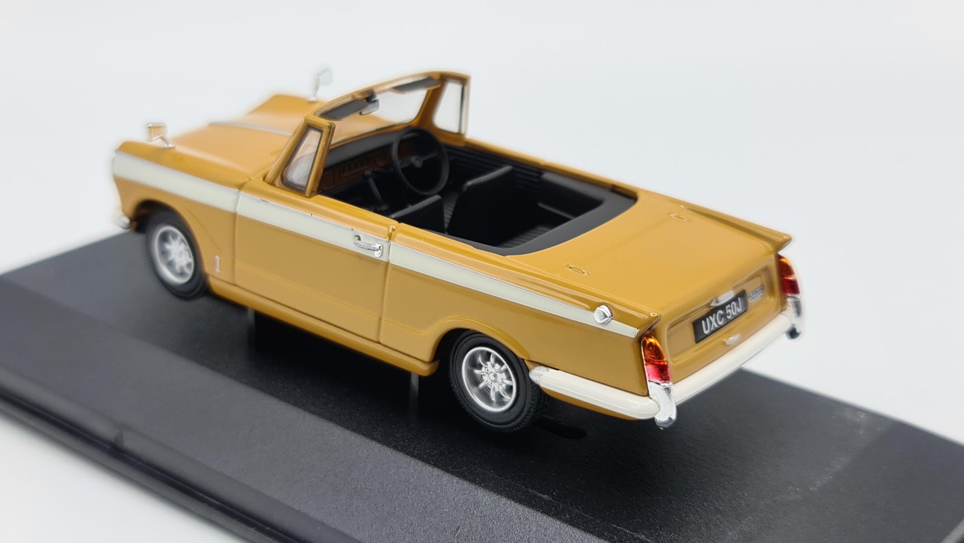 1/43 1971 Triumph Herald 13/60 Convertible - Corgi Vanguards