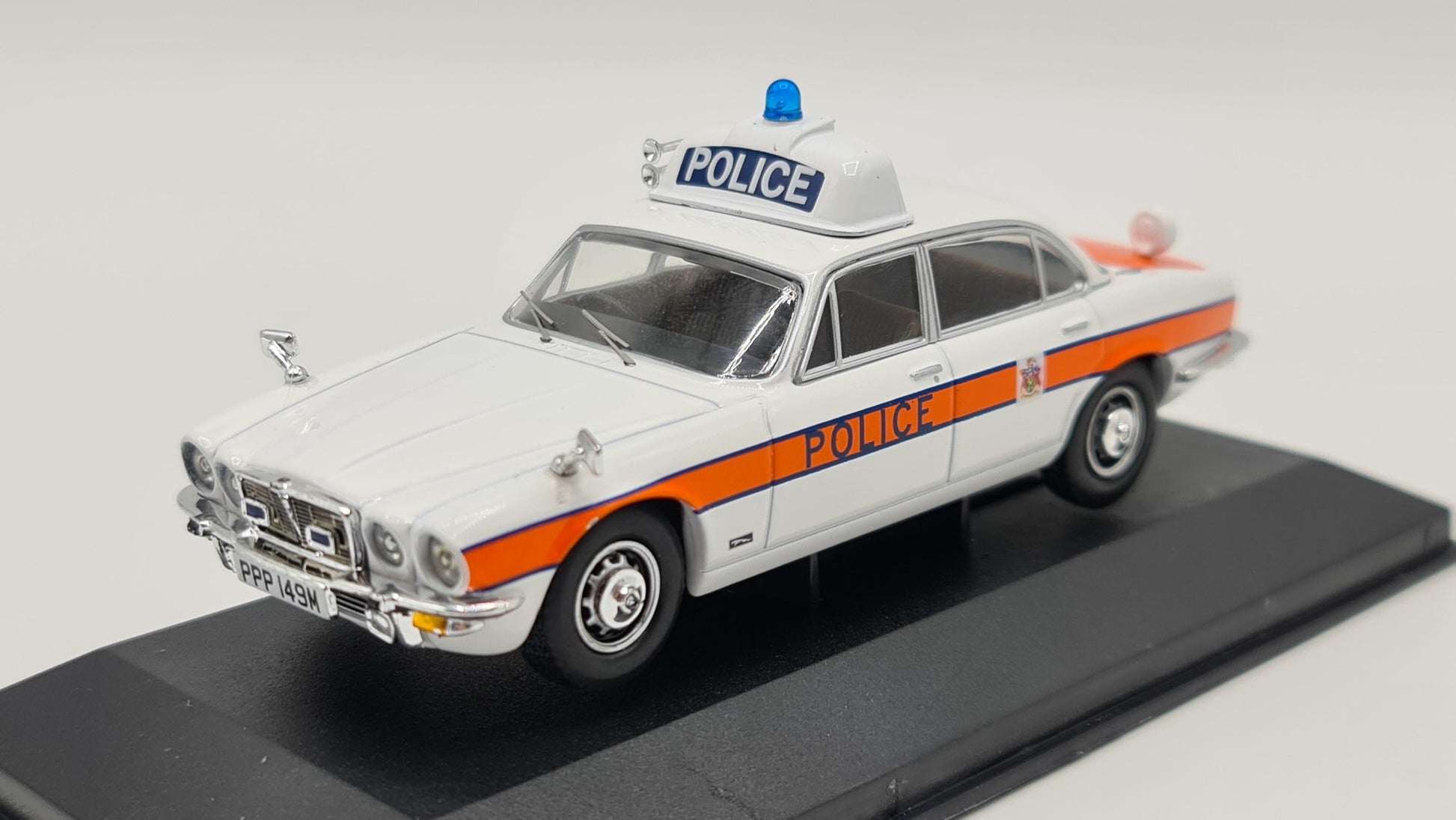 1/43 1974 Jaguar XJ6 Series 2 4.2 litre - British Police - Thames Valley - Corgi Vanguards