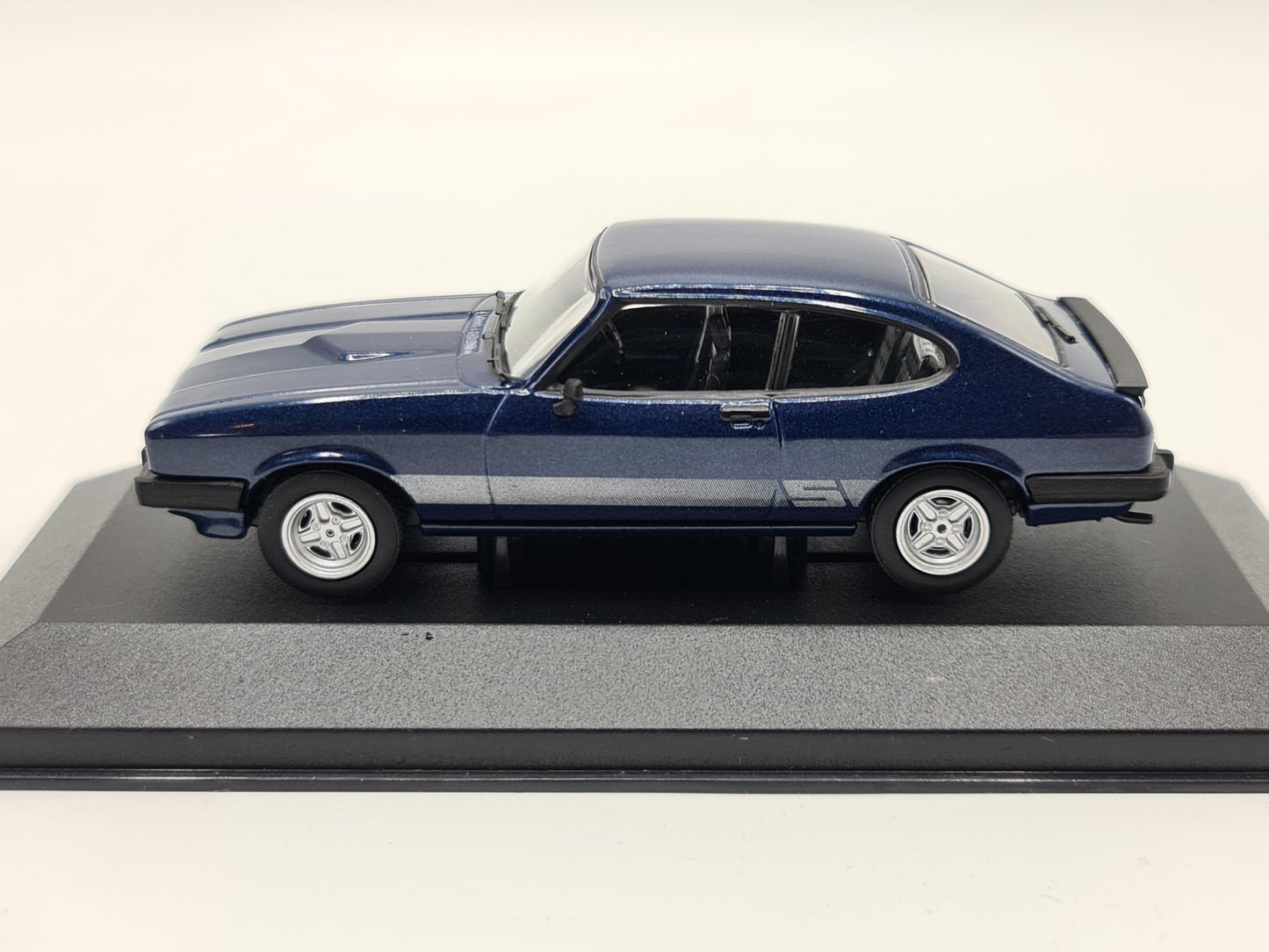 1/43 1981 Ford Capri Mk3 2 S - Corgi Vanguards