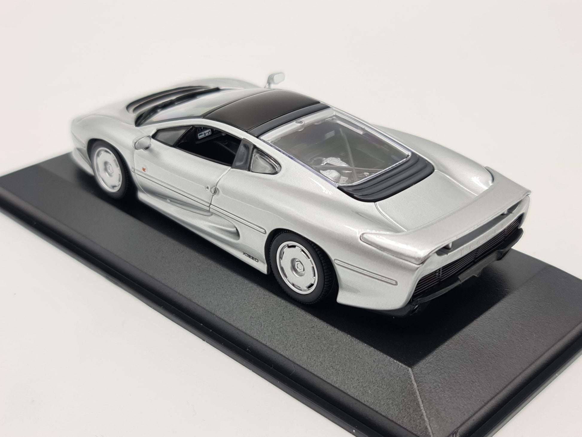 1/43 1992 Jaguar XJ220 - Maxichamps | Model Car