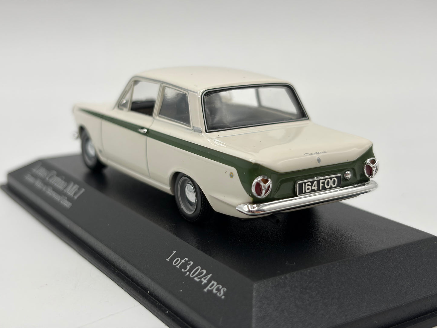 1/43 1964 Lotus Cortina MK1 - Ermine White / Sherwood Green - Minichamps | Model Car
