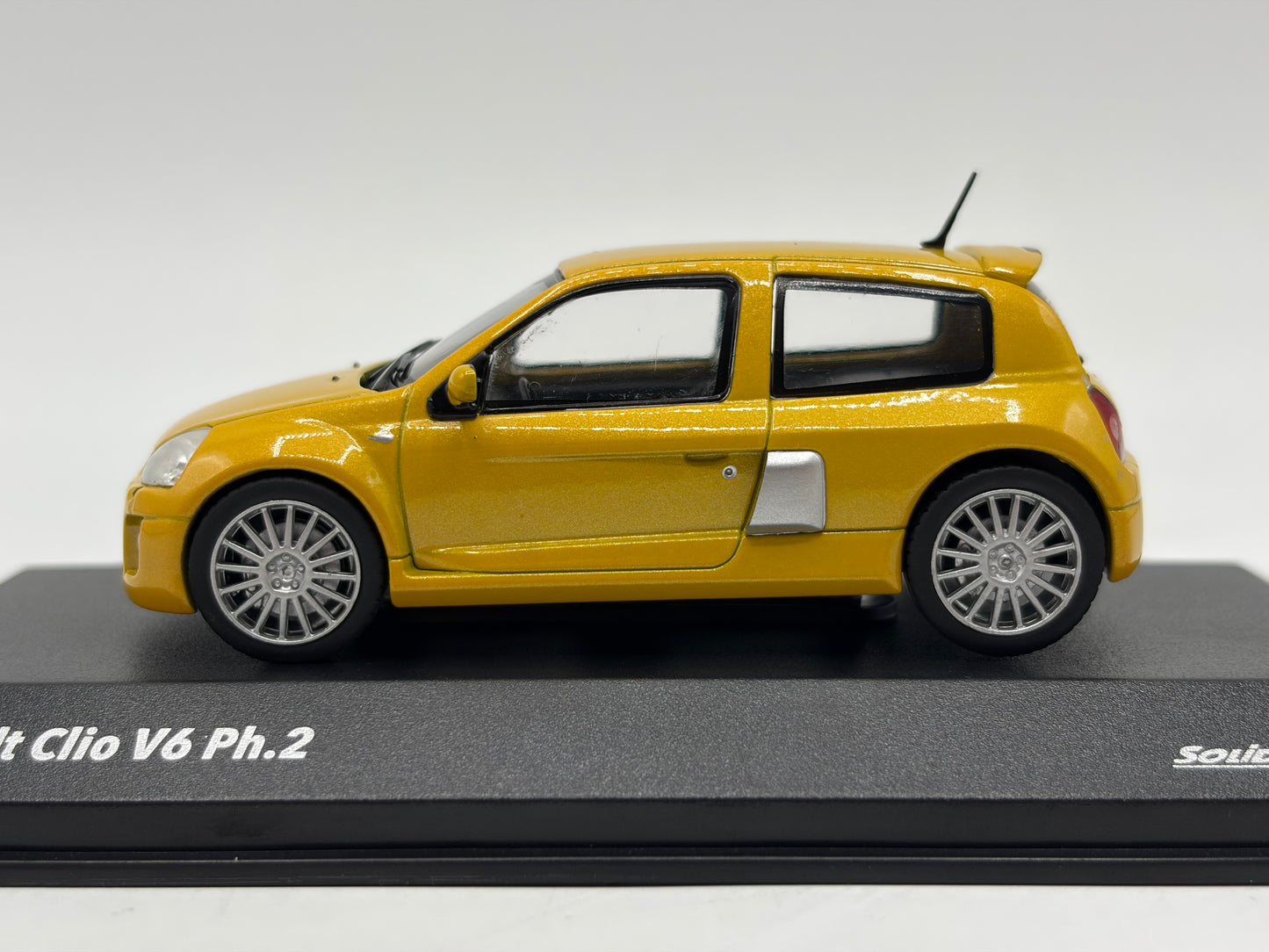 1/43 2003 Renault Clio V6 Ph.2 - Jaune Sirius - Solido | Model Car