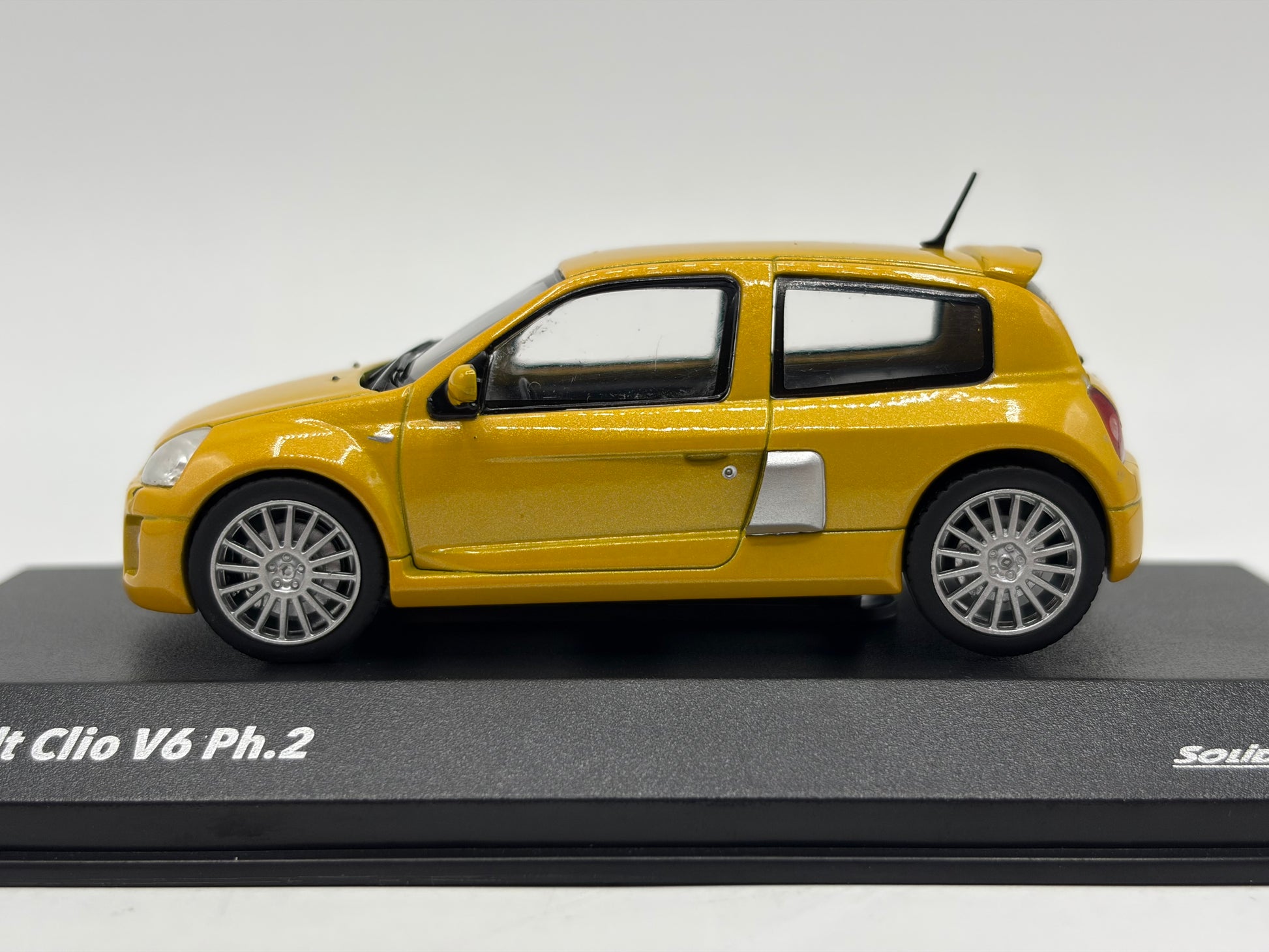 1/43 2003 Renault Clio V6 Ph.2 - Jaune Sirius - Solido | Model Car