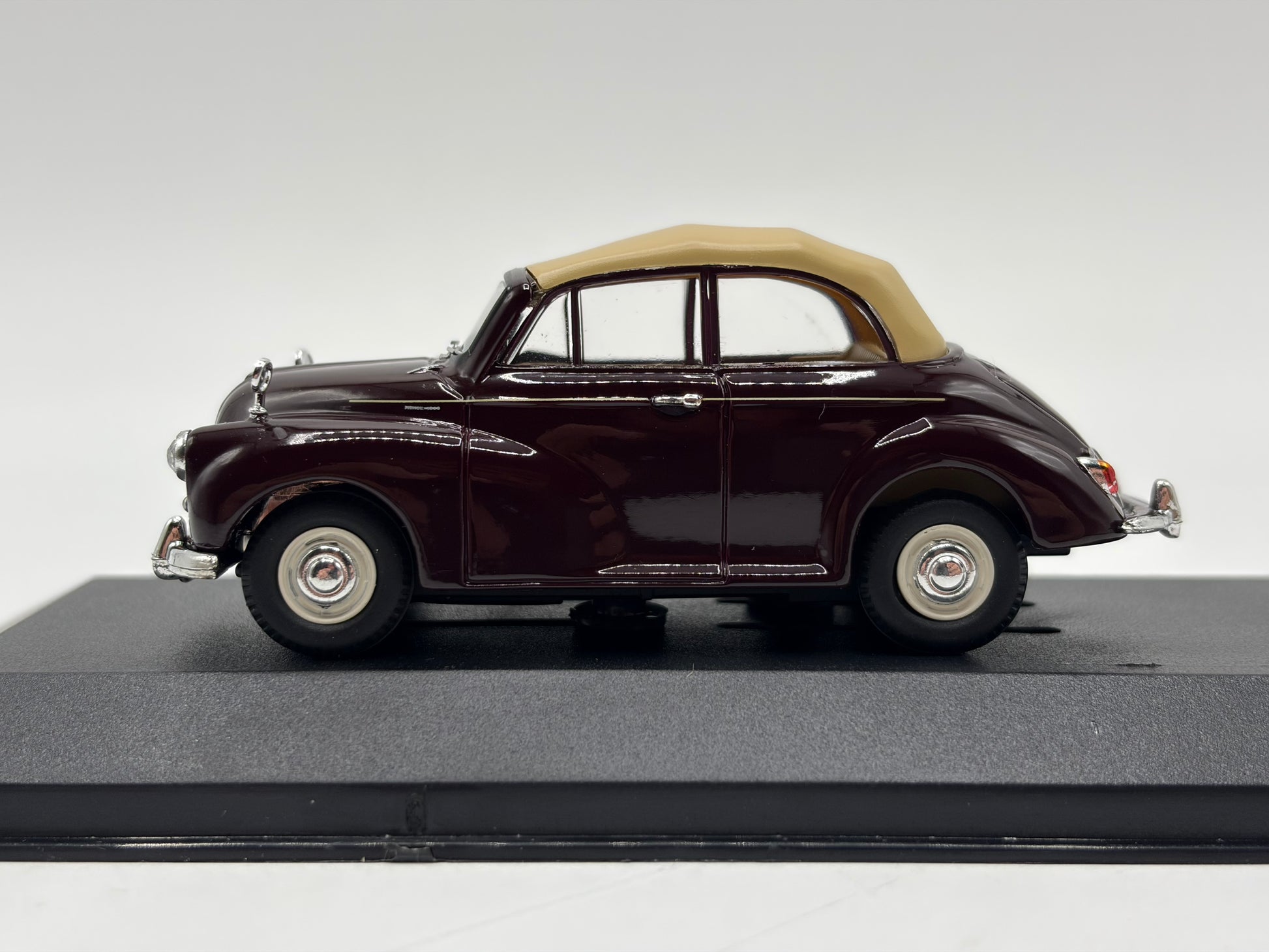 1/43 1969 Morris Minor 1000 Convertible - Maroon B - Corgi Vanguards | Model Car