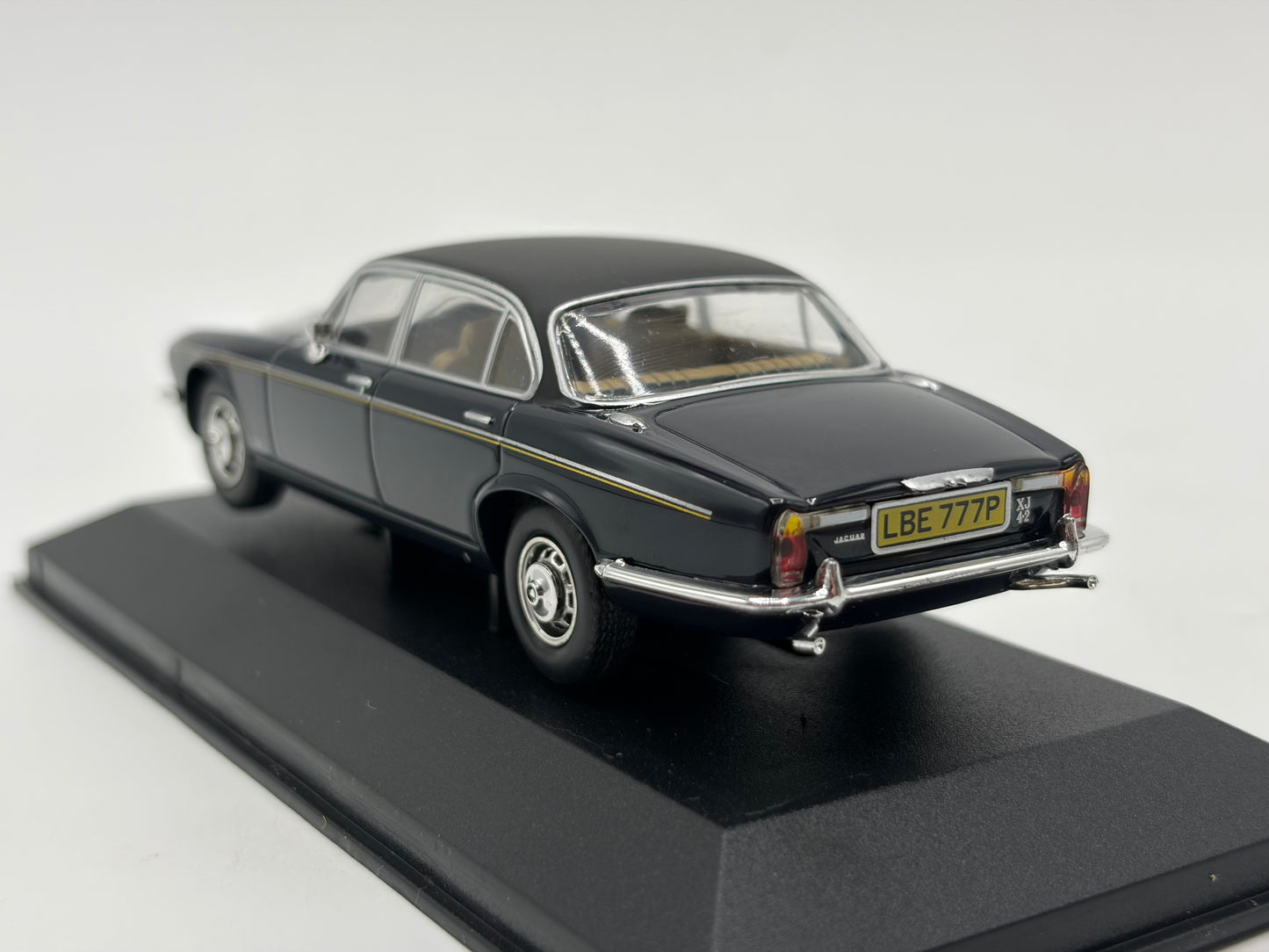 1/43 1976 Jaguar XJ6 Series 2 - Dark Blue | Corgi Vanguards | Model Car