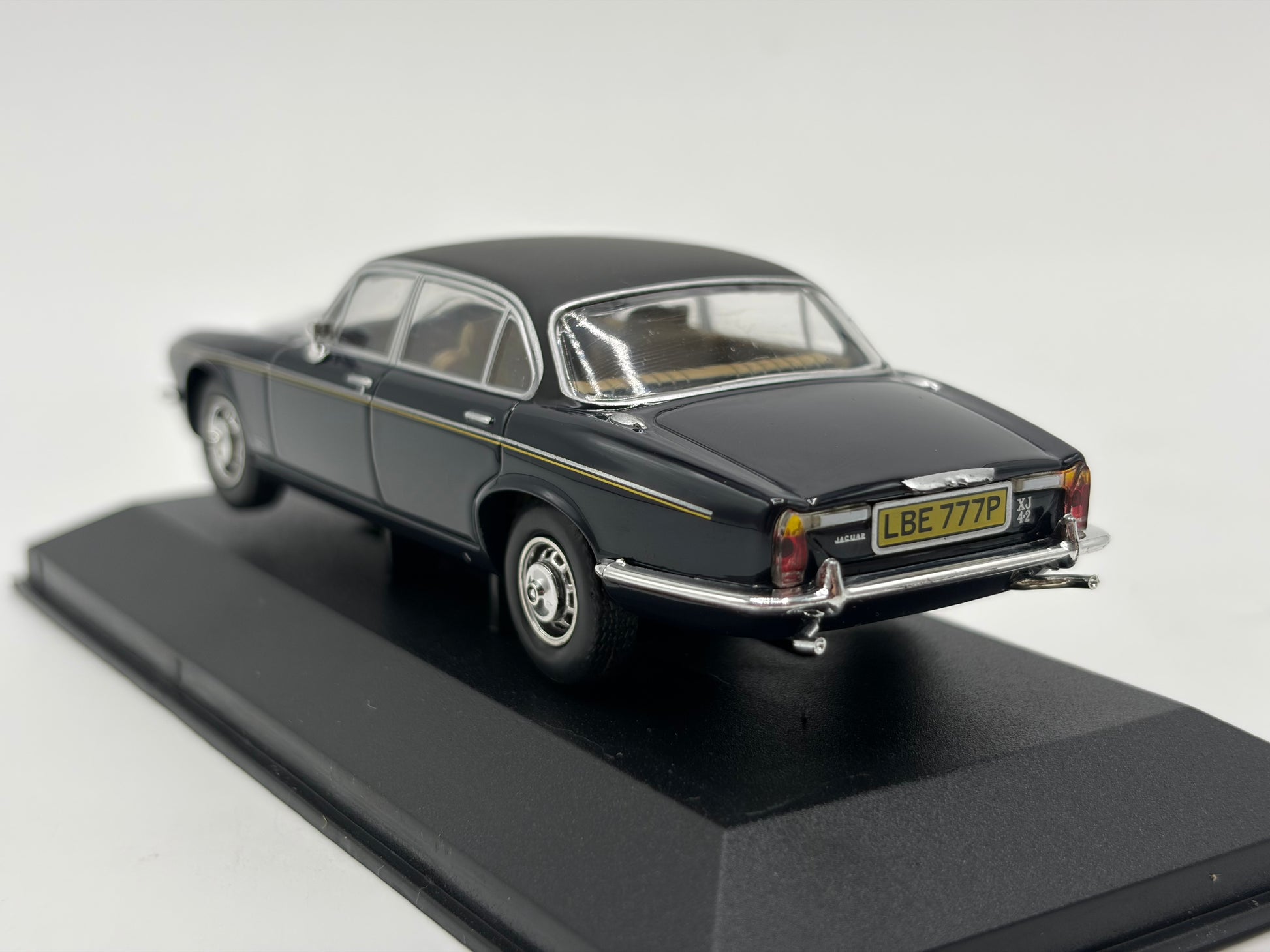1/43 1976 Jaguar XJ6 Series 2 - Dark Blue | Corgi Vanguards | Model Car