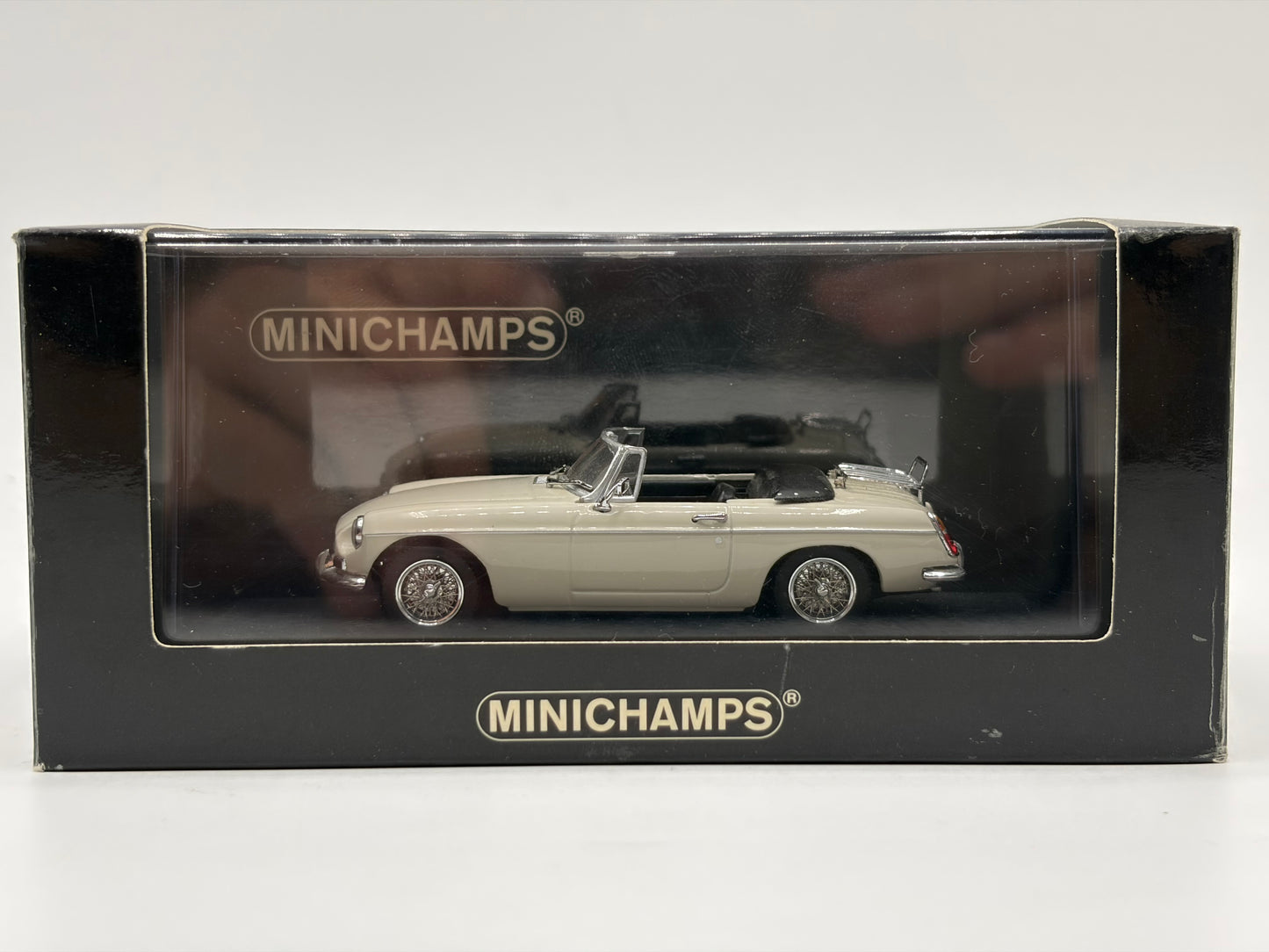 1/43 1968 MGB - Snowberry White - Minichamps | Model Car