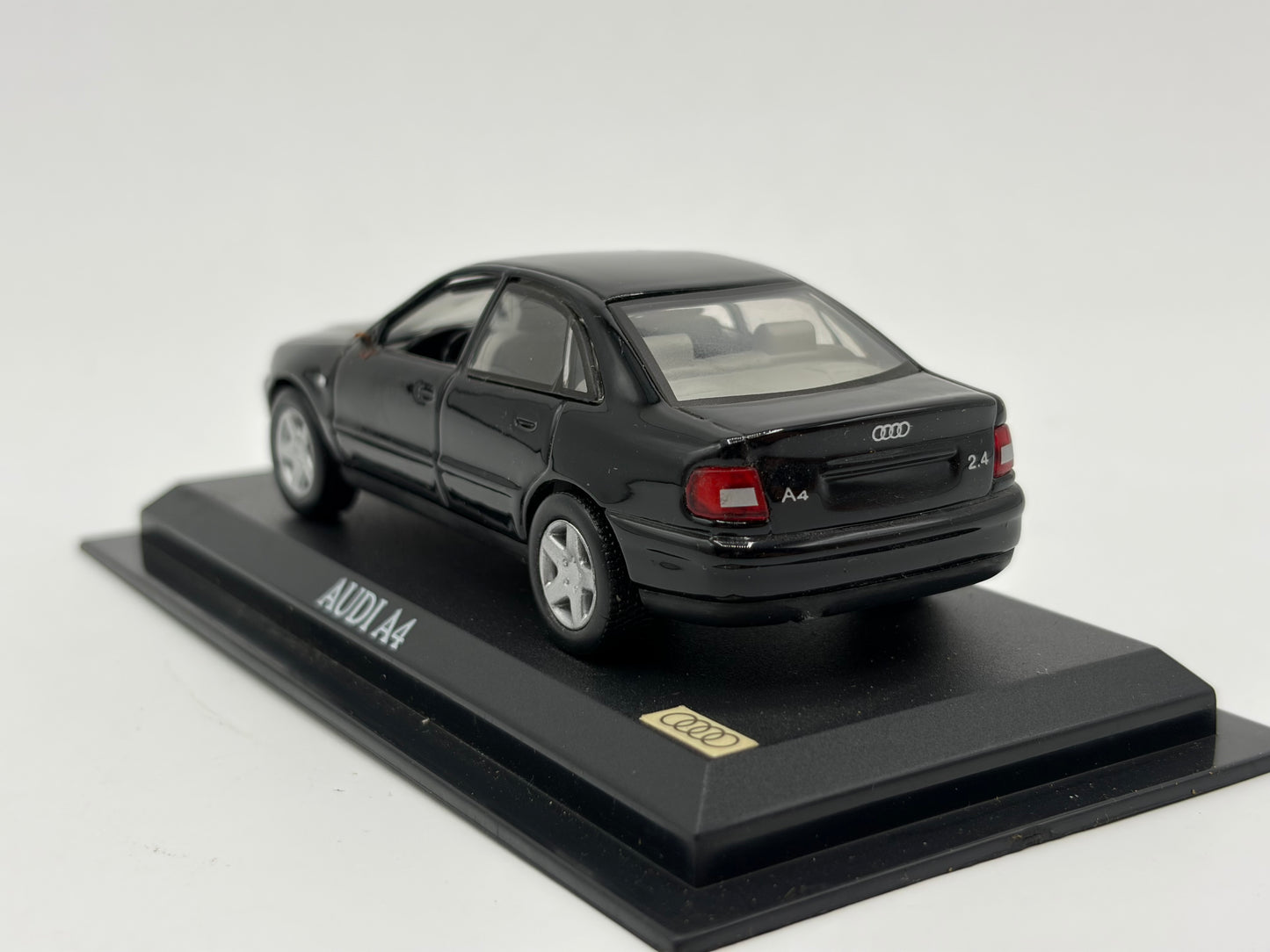 1/43 1994 Audi A4 2.4L V6 - Del Prado | Model Car