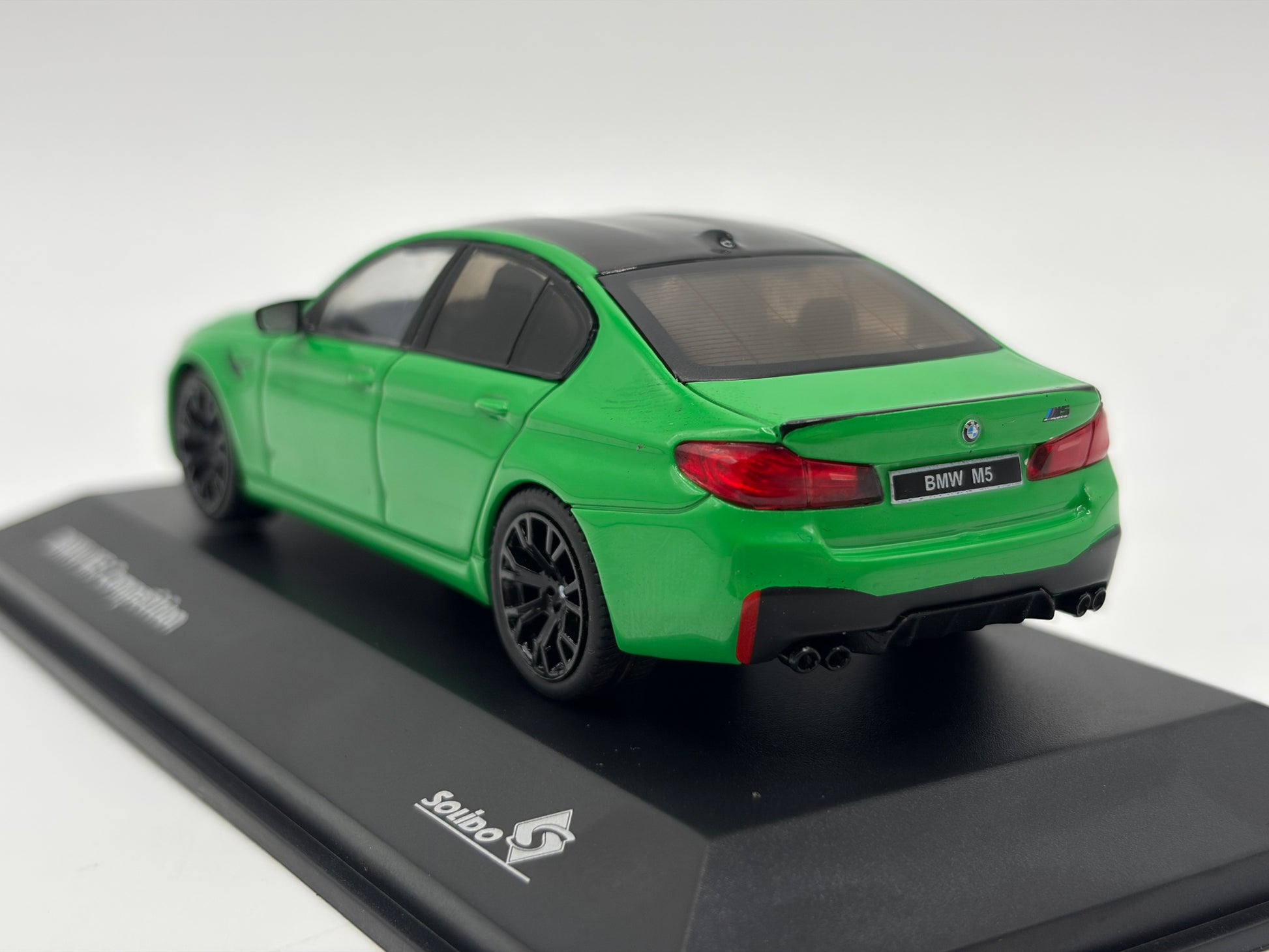 1/43 2022 BMW M5 Competition - Signal Green - Solido | Model Car