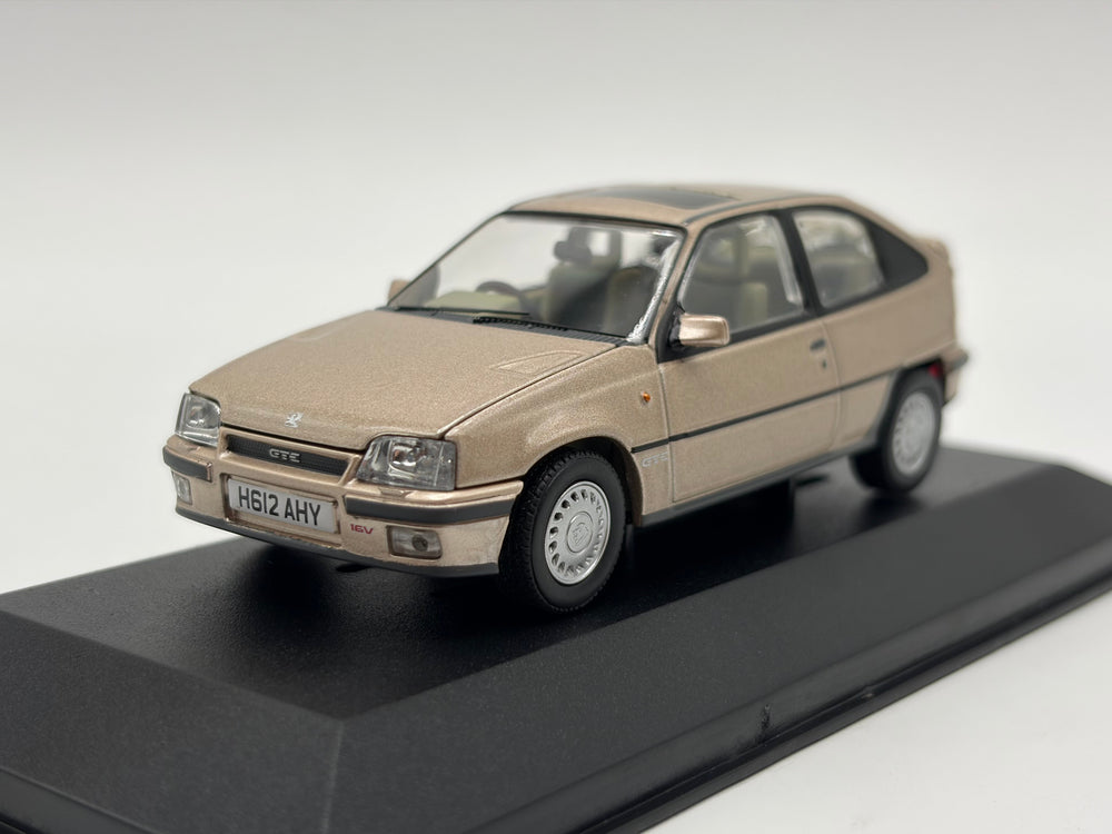1/43 1990 Vauxhall Astra MK2 GTE 16V - Rembrandt Silver - Corgi Vanguards | Model Car