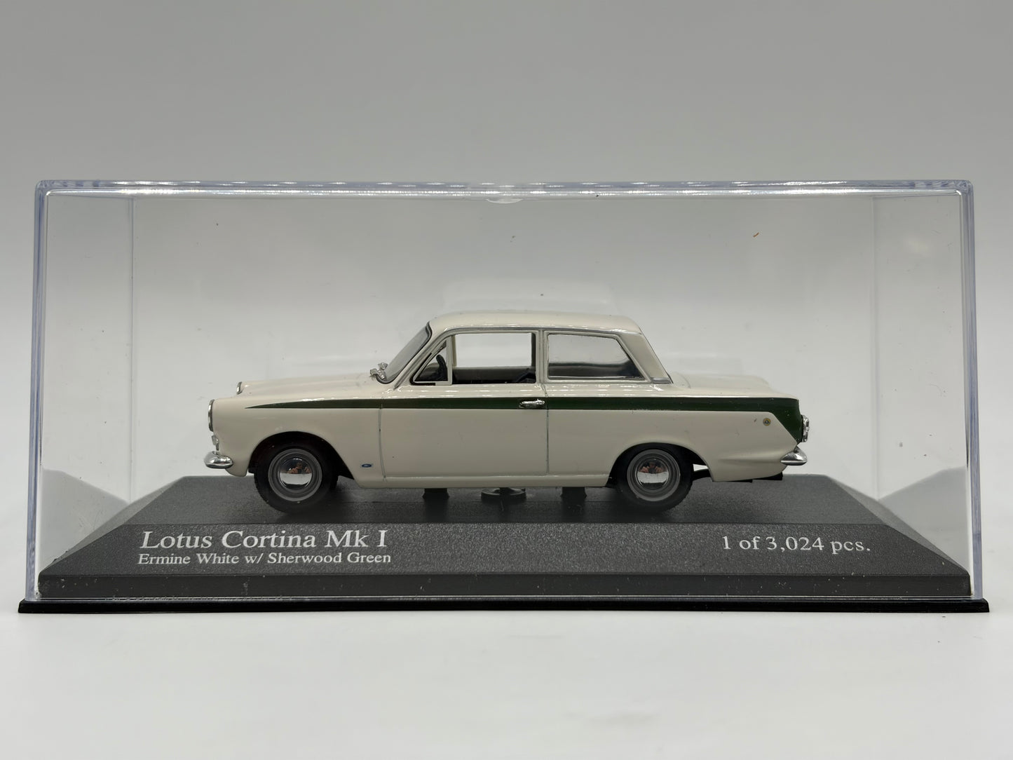 1/43 1964 Lotus Cortina MK1 - Ermine White / Sherwood Green - Minichamps | Model Car
