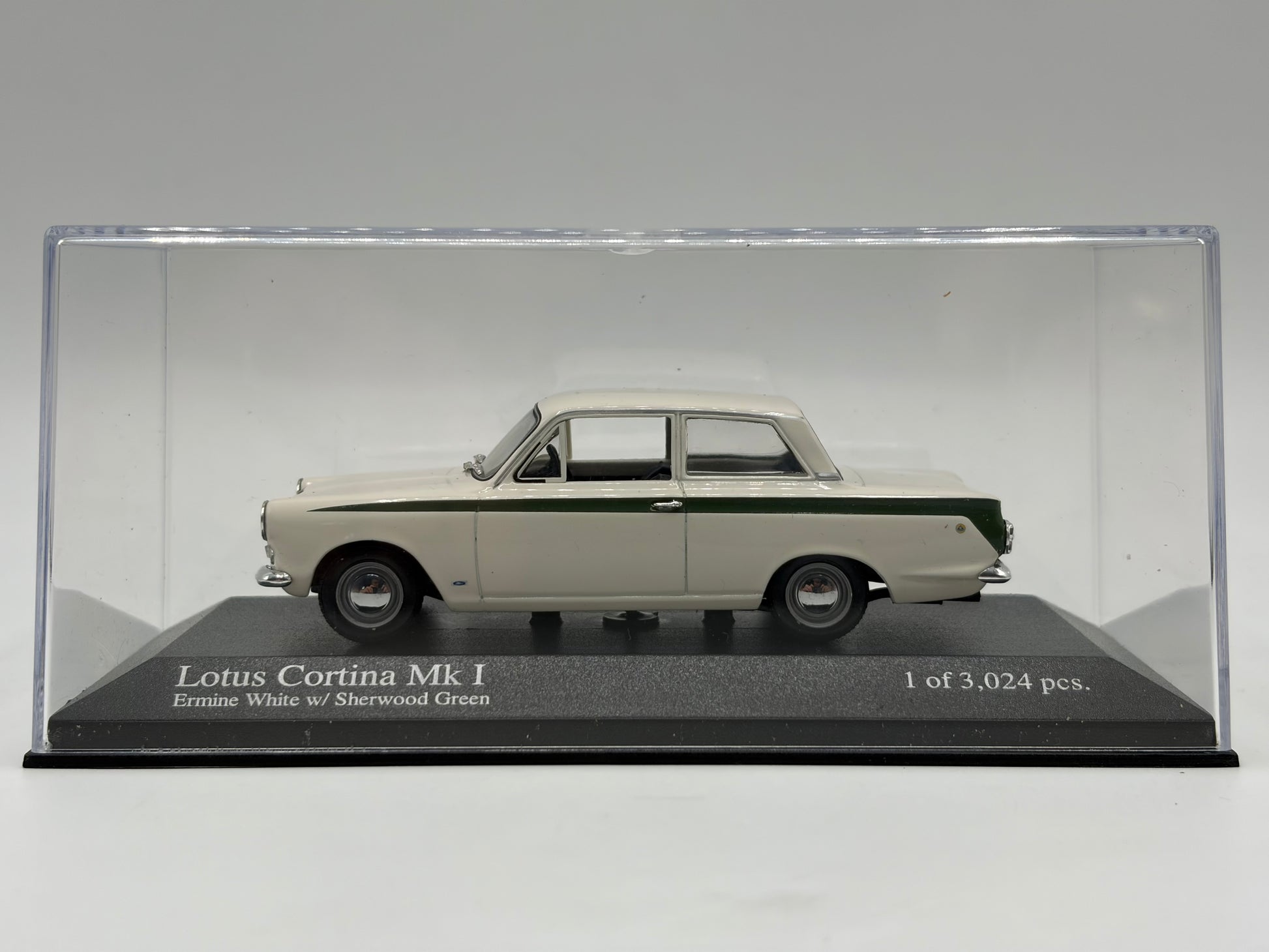 1/43 1964 Lotus Cortina MK1 - Ermine White / Sherwood Green - Minichamps | Model Car
