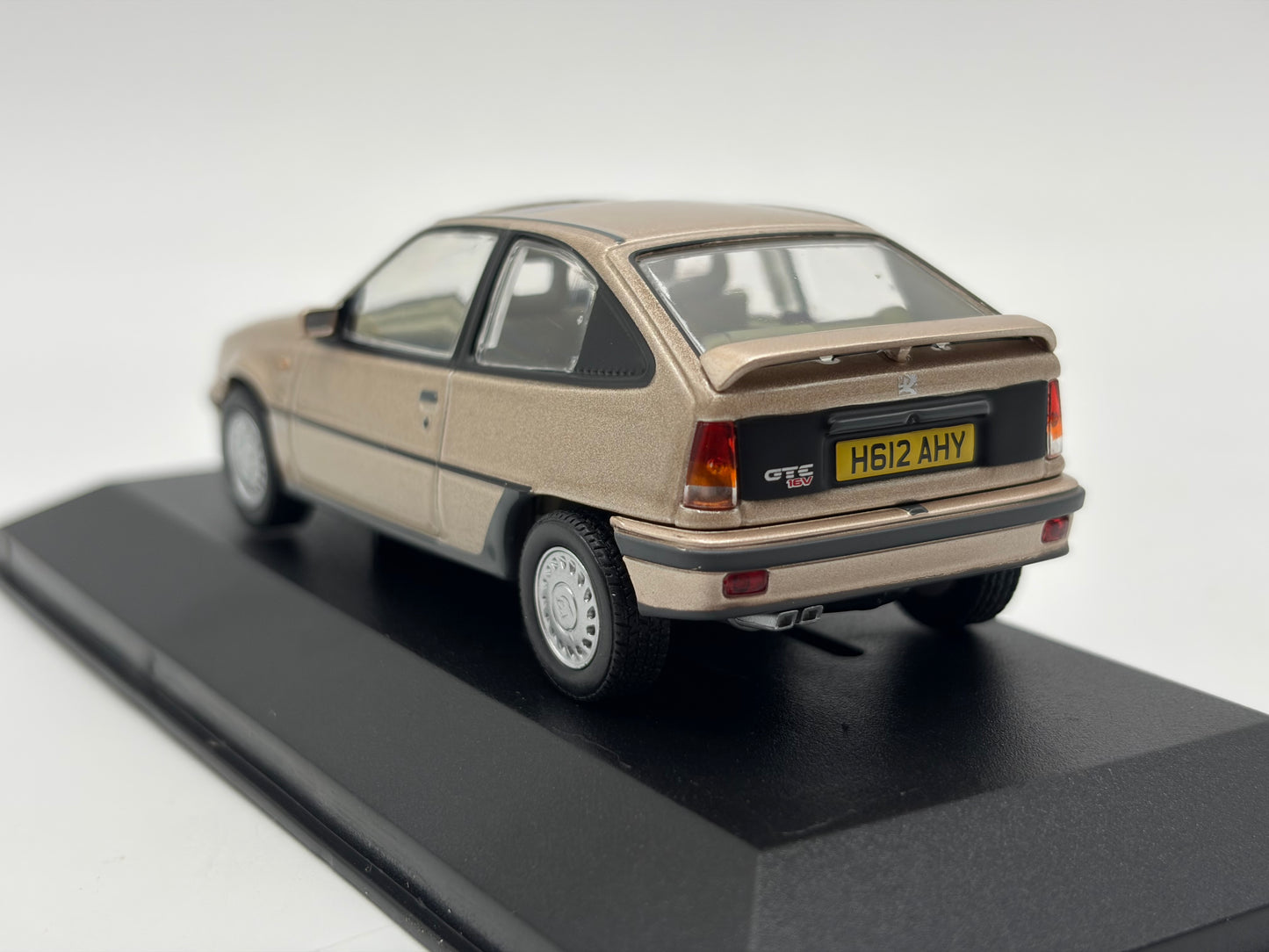 1/43 1990 Vauxhall Astra MK2 GTE 16V - Rembrandt Silver - Corgi Vanguards | Model Car
