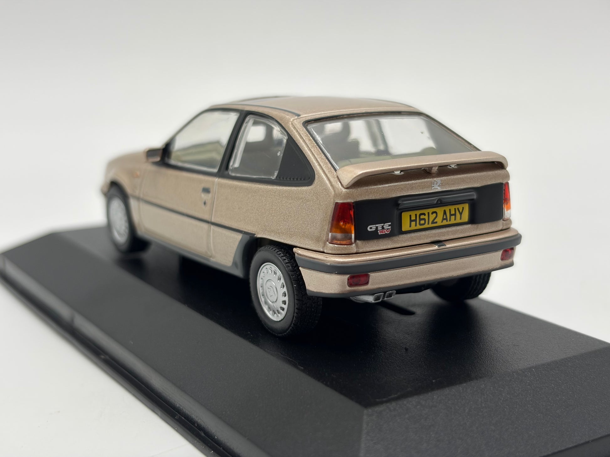 1/43 1990 Vauxhall Astra MK2 GTE 16V - Rembrandt Silver - Corgi Vanguards | Model Car