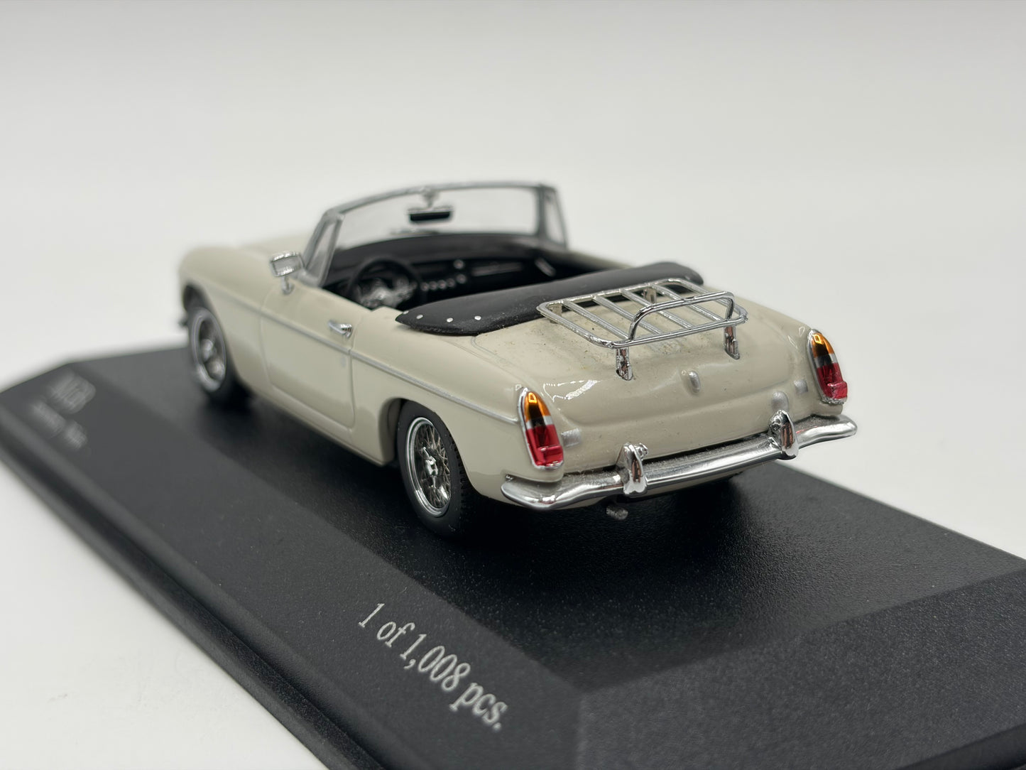 1/43 1968 MGB - Snowberry White - Minichamps | Model Car