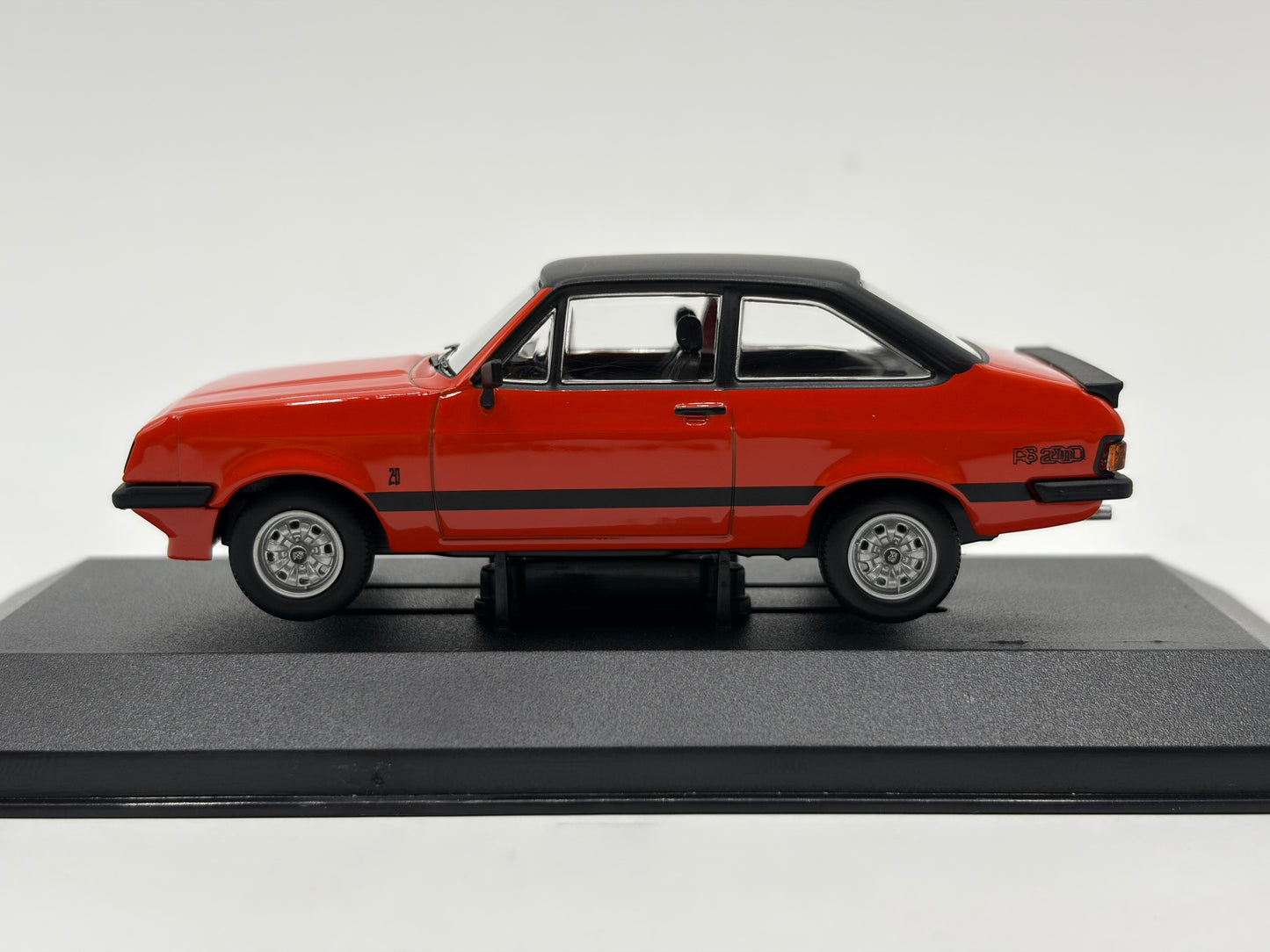1/43 1976 Ford Escort MK2 RS2000 - Carnival Red | Corgi Vanguards | Model Car