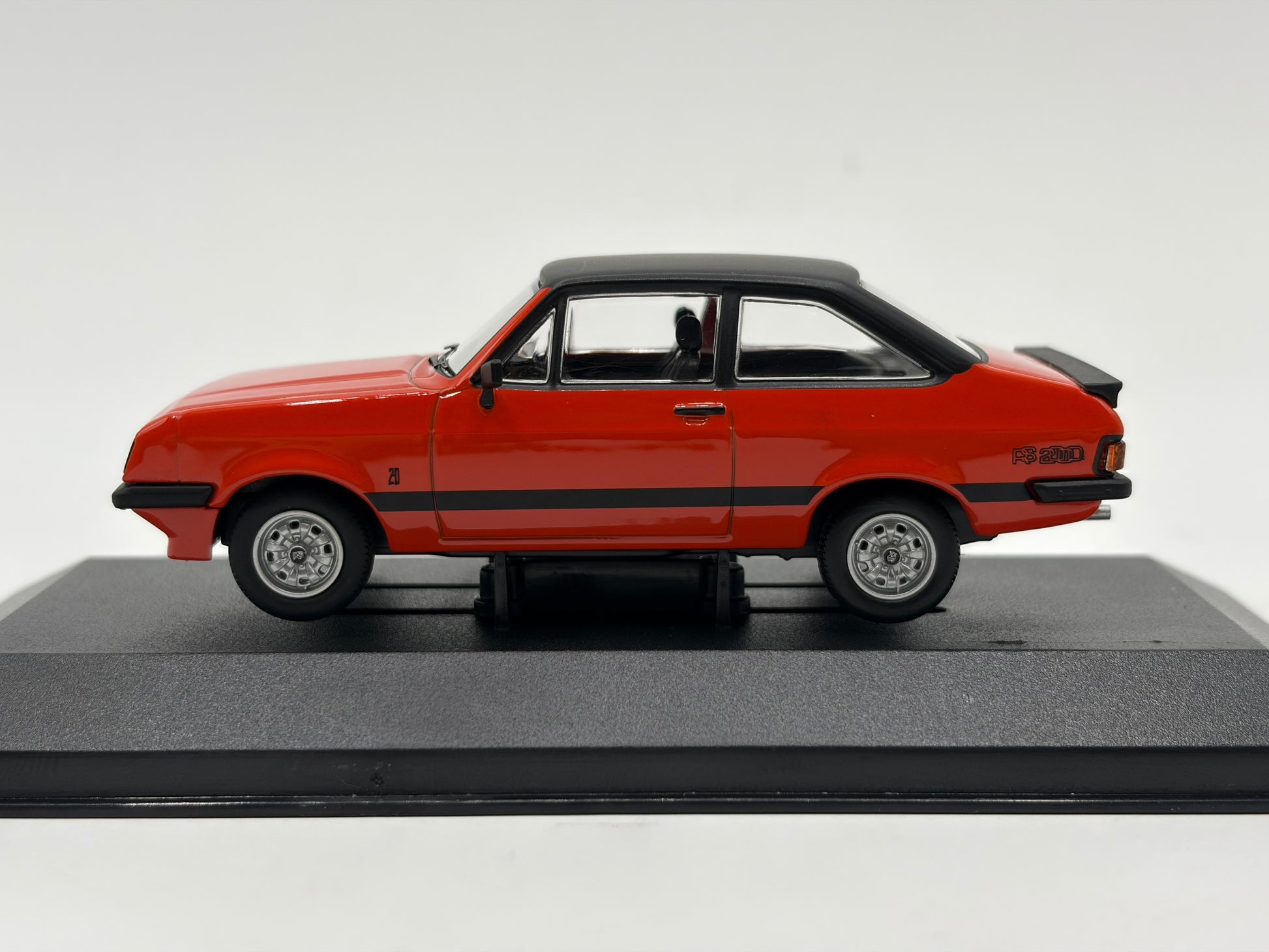 1/43 1976 Ford Escort MK2 RS2000 - Carnival Red | Corgi Vanguards | Model Car