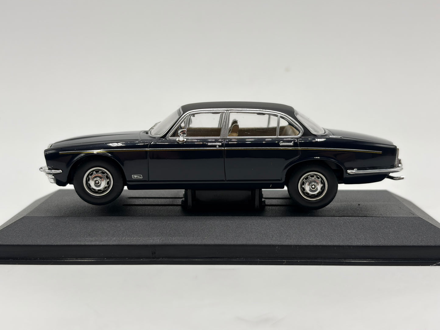 1/43 1976 Jaguar XJ6 Series 2 - Dark Blue | Corgi Vanguards | Model Car