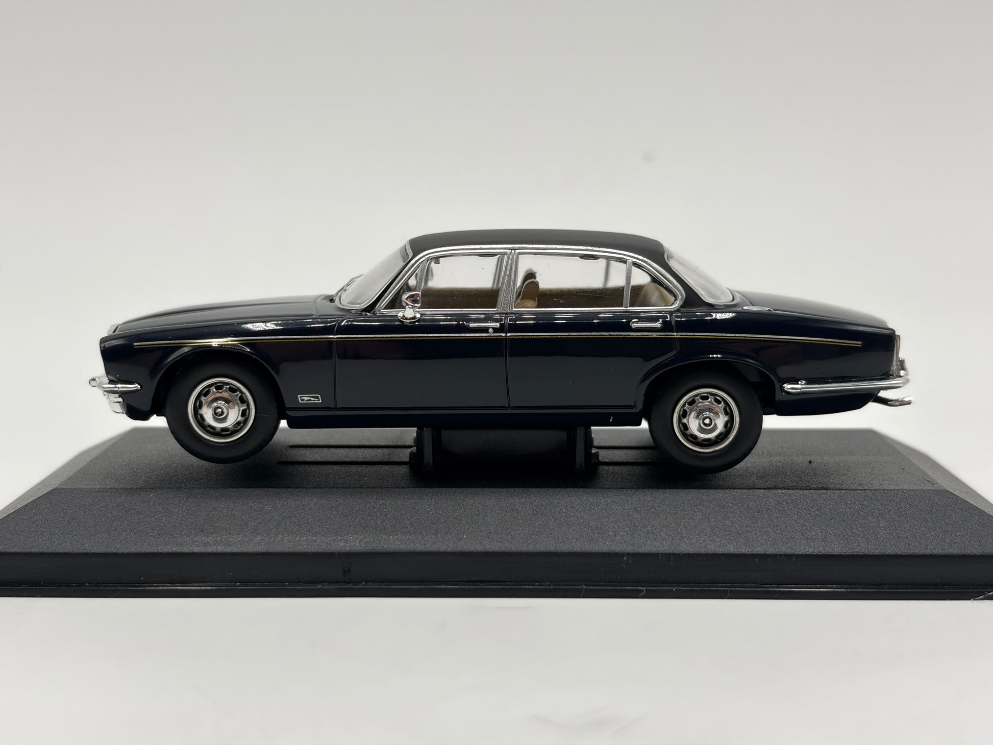 1/43 1976 Jaguar XJ6 Series 2 - Dark Blue | Corgi Vanguards | Model Car