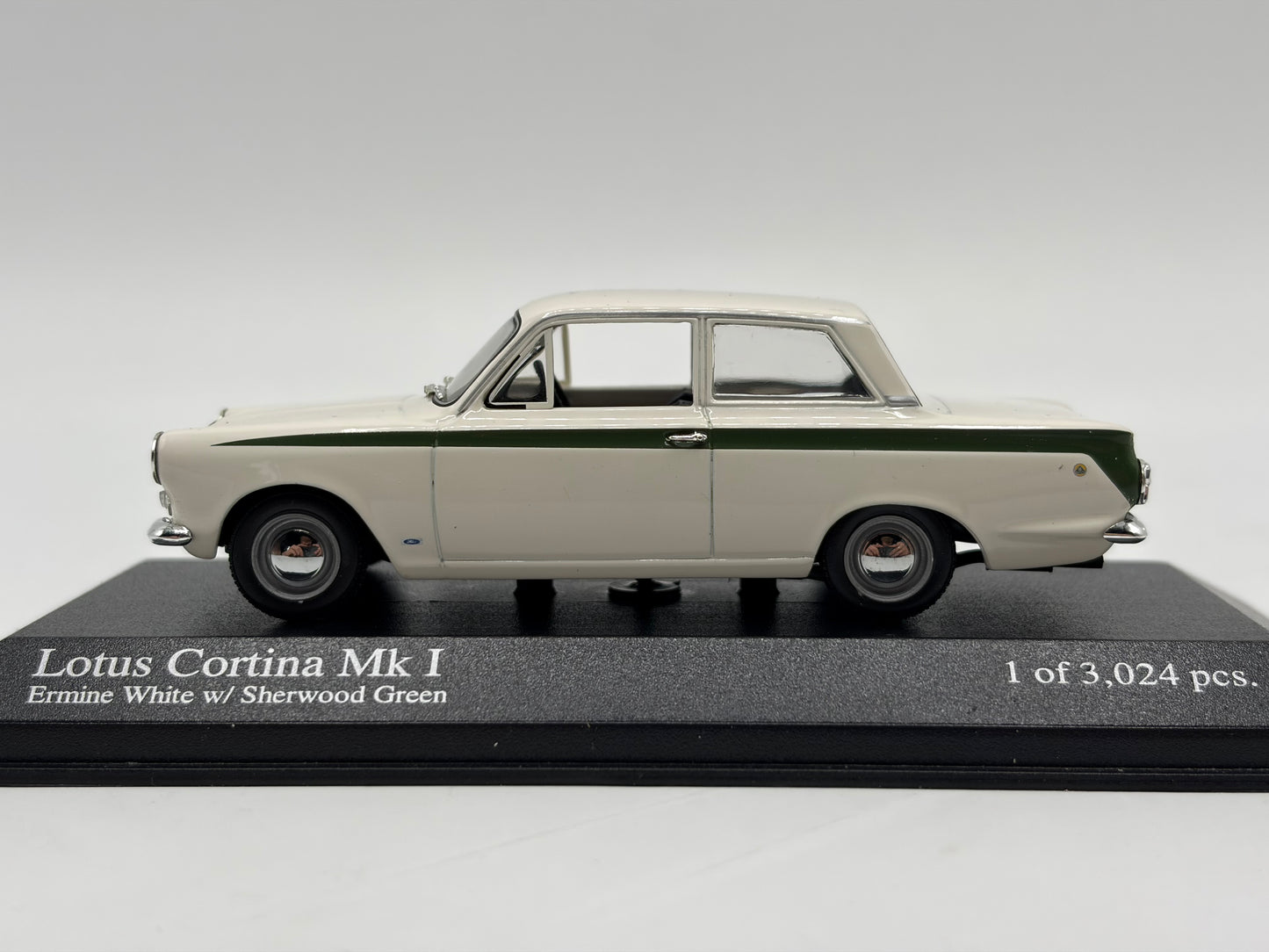 1/43 1964 Lotus Cortina MK1 - Ermine White / Sherwood Green - Minichamps | Model Car