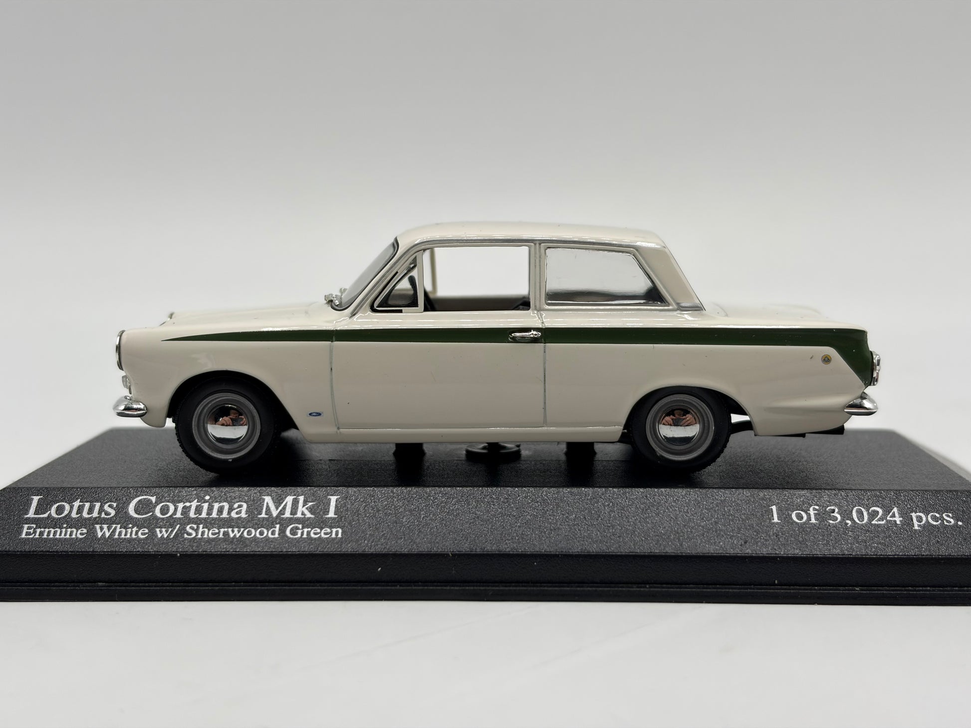 1/43 1964 Lotus Cortina MK1 - Ermine White / Sherwood Green - Minichamps | Model Car