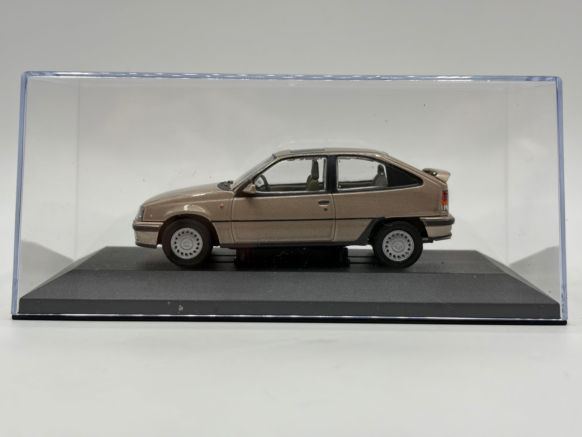 1/43 1990 Vauxhall Astra MK2 GTE 16V - Rembrandt Silver - Corgi Vanguards | Model Car