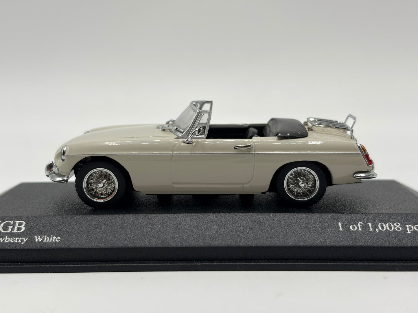 1/43 1968 MGB - Snowberry White - Minichamps | Model Car