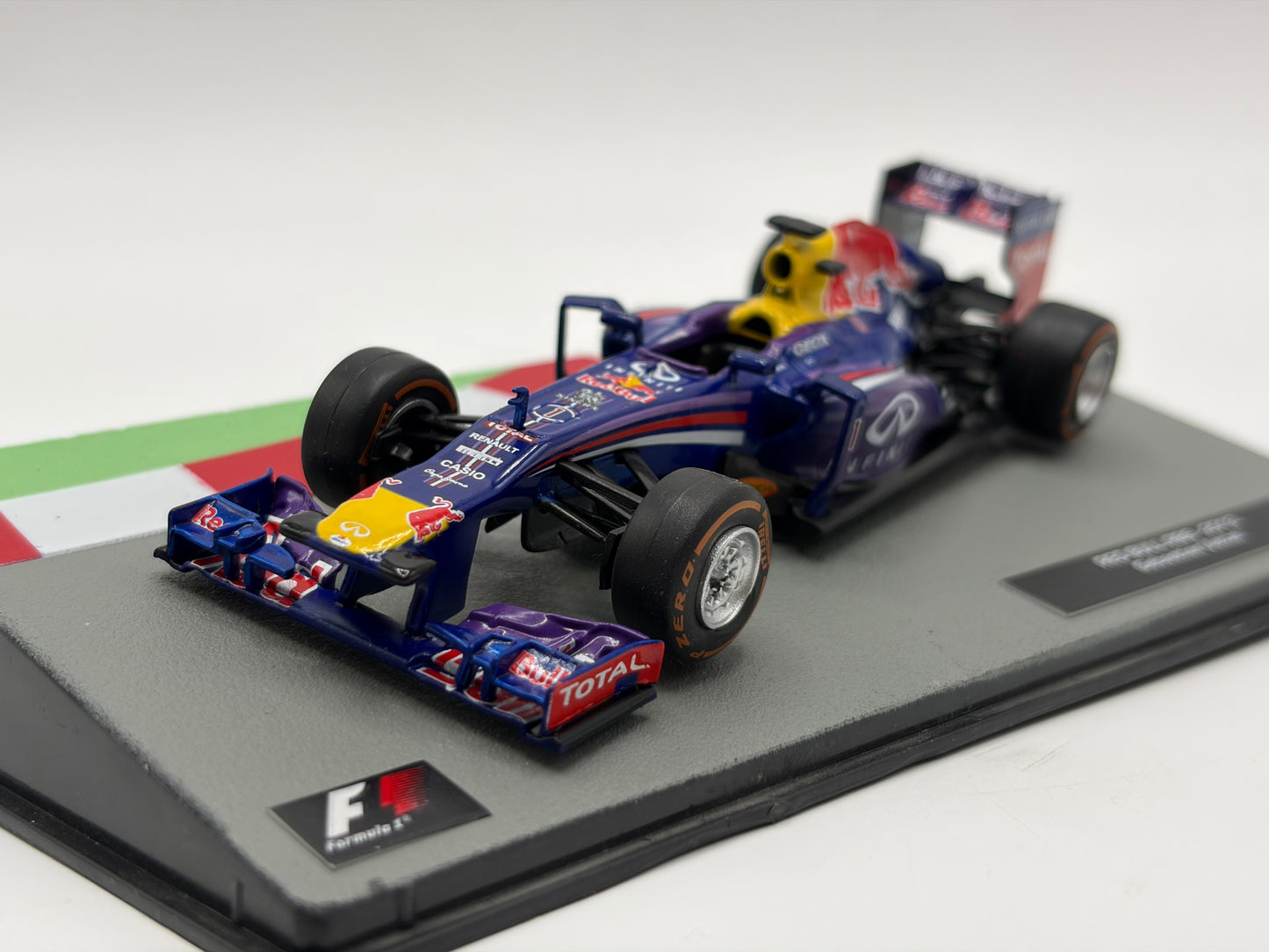 1/43 2013 Red Bull RB9 - Sebastian Vettel | Model F1 Car