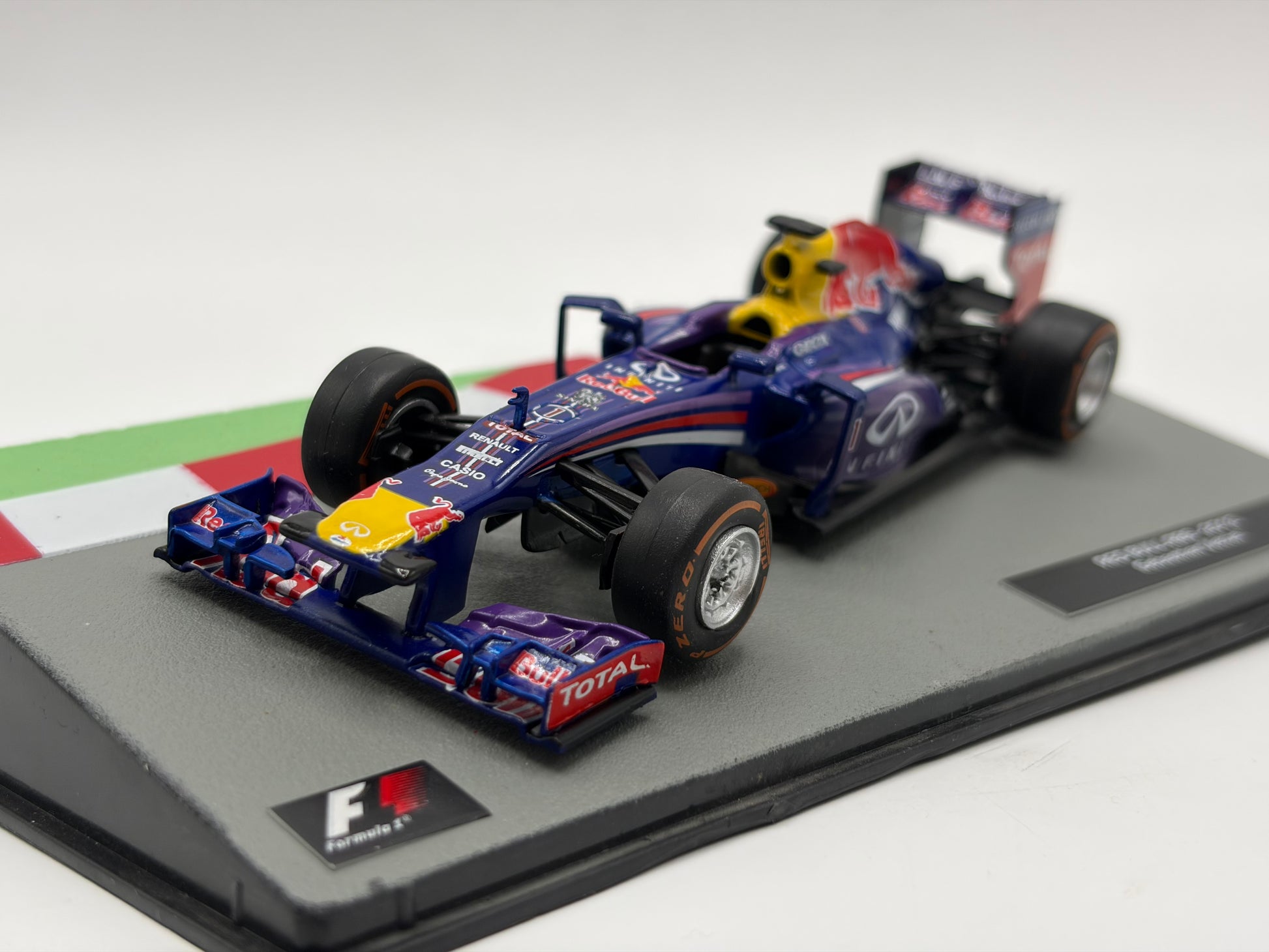 1/43 2013 Red Bull RB9 - Sebastian Vettel | Model F1 Car