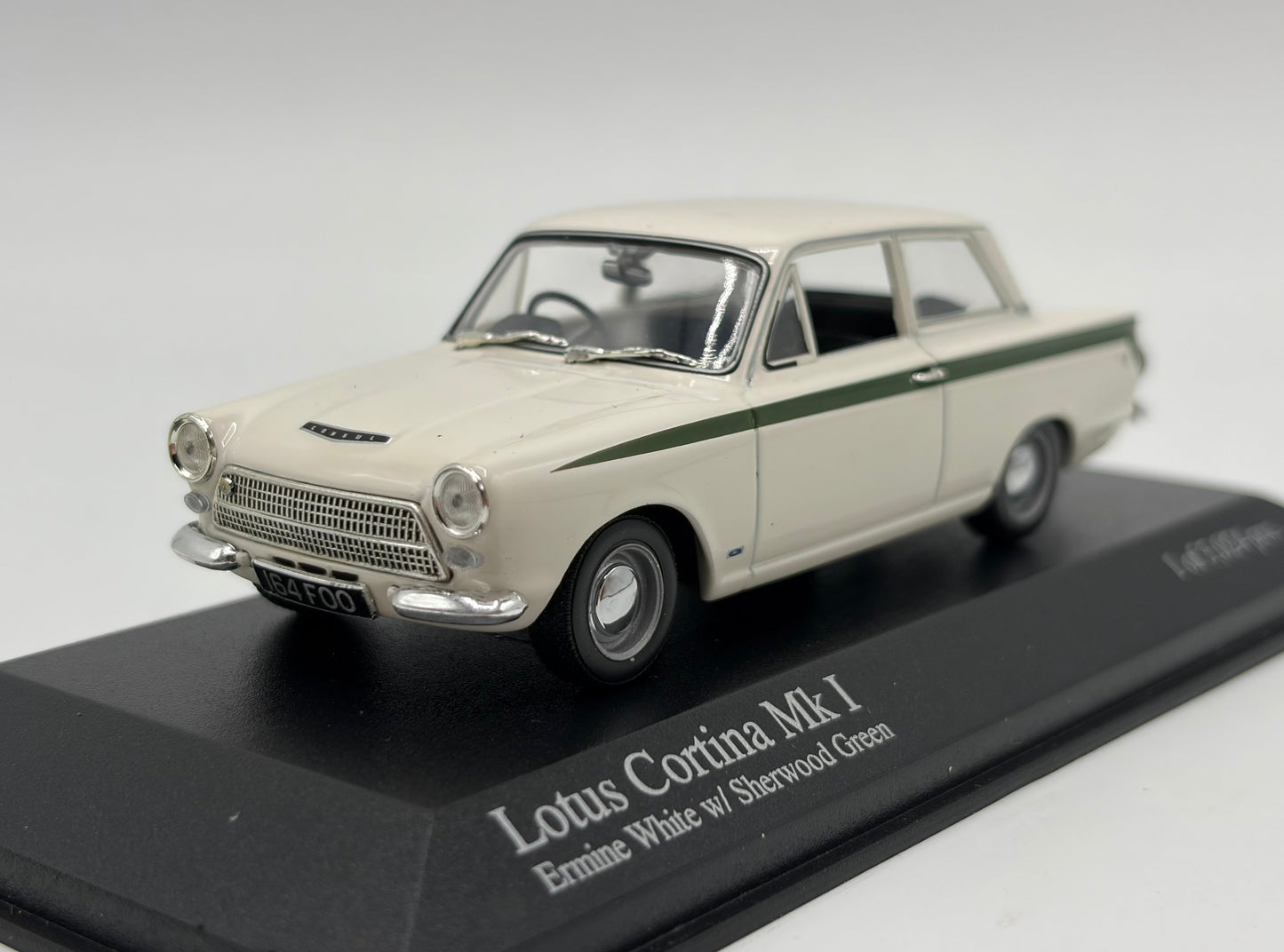 1/43 1964 Lotus Cortina MK1 - Ermine White / Sherwood Green - Minichamps | Model Car