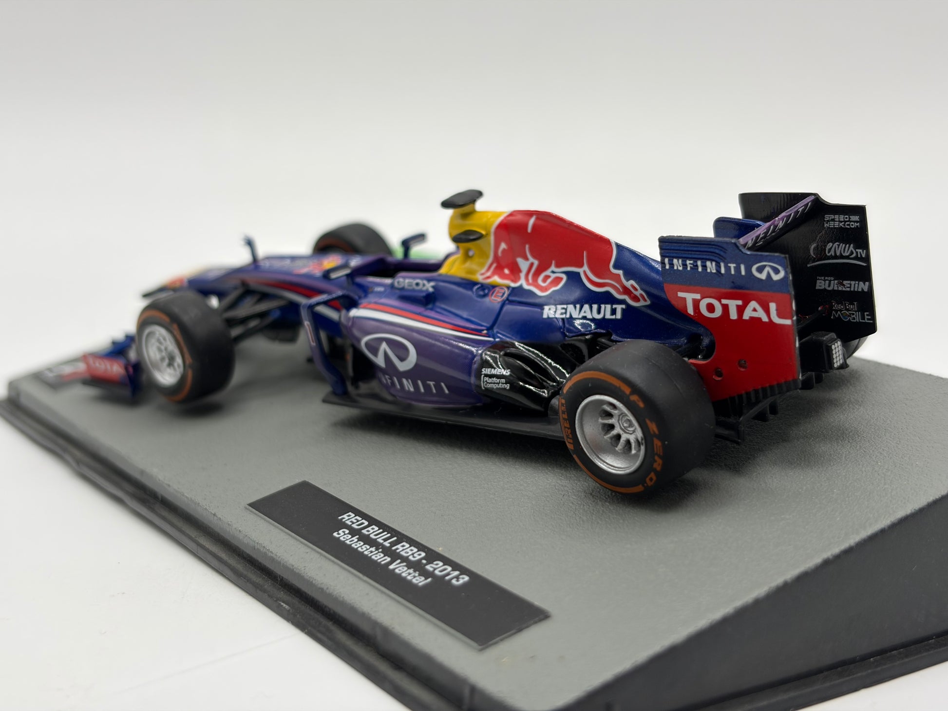 1/43 2013 Red Bull RB9 - Sebastian Vettel | Model F1 Car