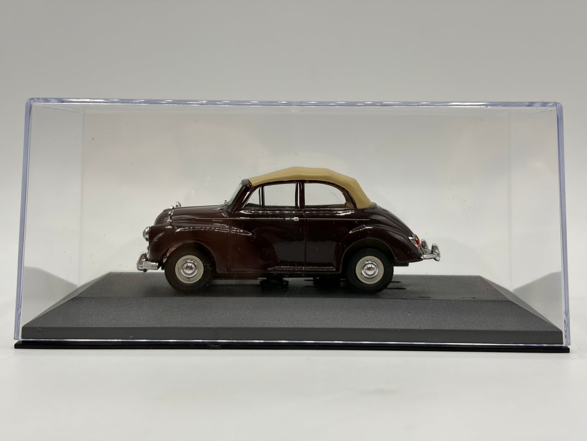 1/43 1969 Morris Minor 1000 Convertible - Maroon B - Corgi Vanguards | Model Car