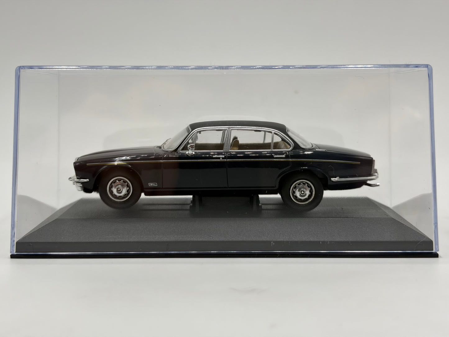 1/43 1976 Jaguar XJ6 Series 2 - Dark Blue | Corgi Vanguards | Model Car