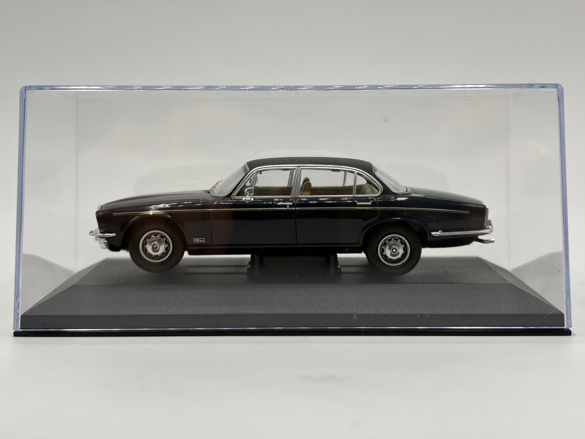 1/43 1976 Jaguar XJ6 Series 2 - Dark Blue | Corgi Vanguards | Model Car