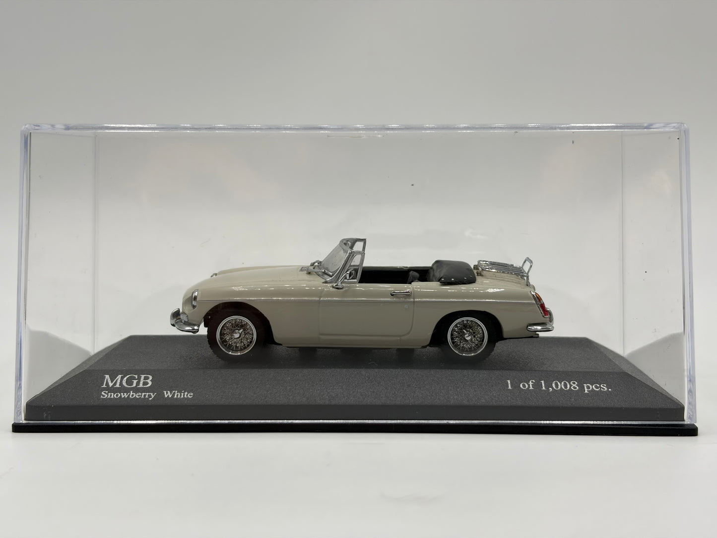 1/43 1968 MGB - Snowberry White - Minichamps | Model Car