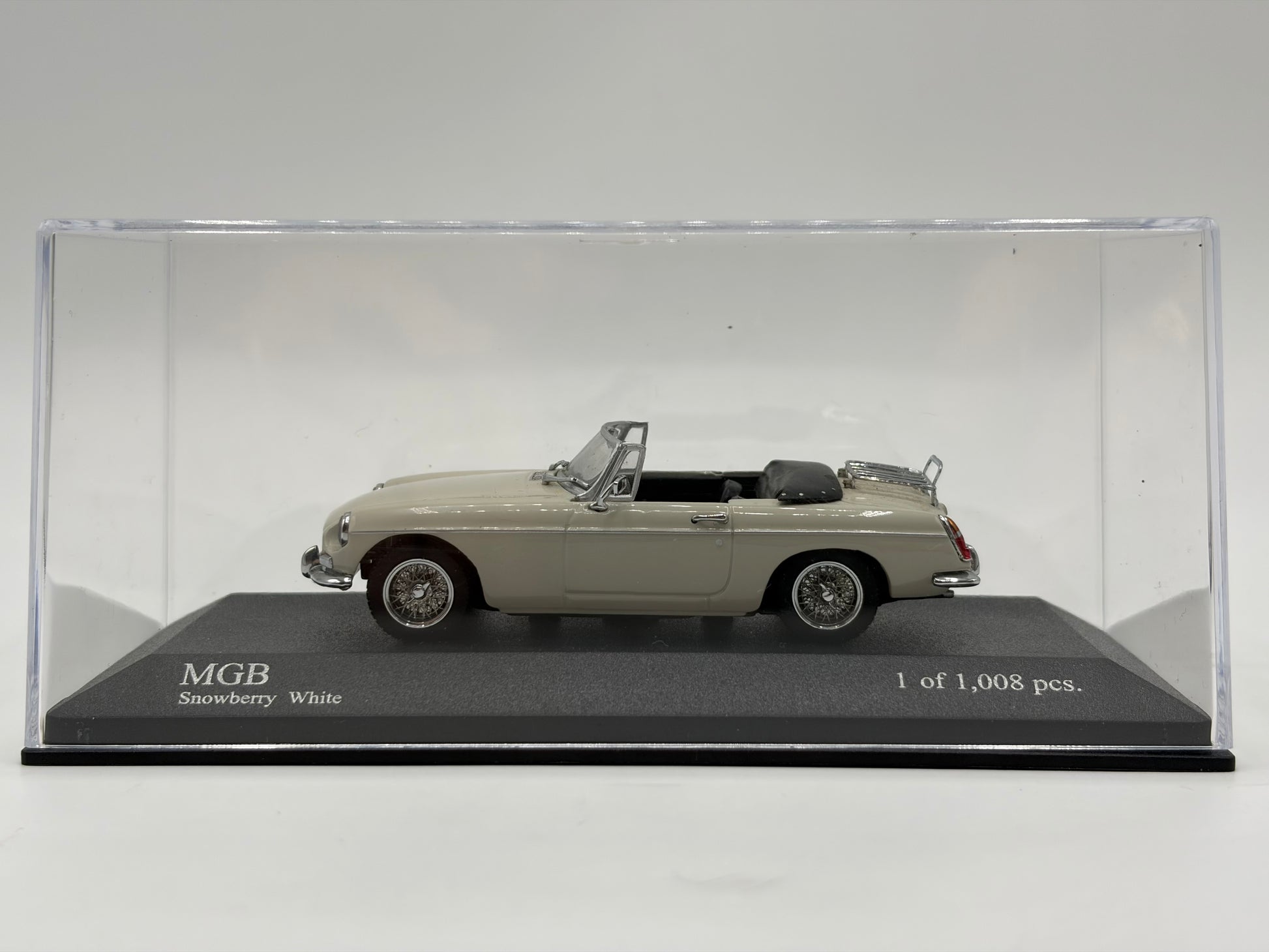 1/43 1968 MGB - Snowberry White - Minichamps | Model Car